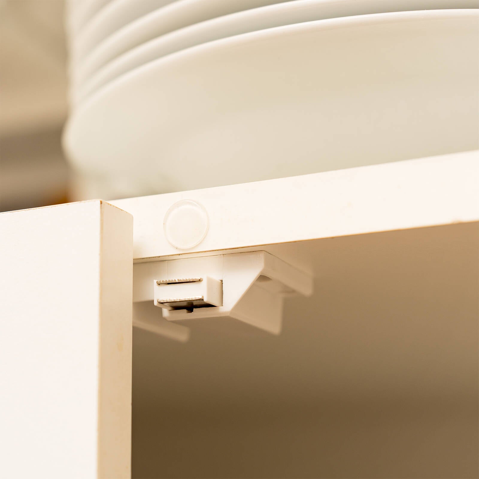 Taskmaster 67mm White Magnetic Push To Open Double Door Catch Self Aligning