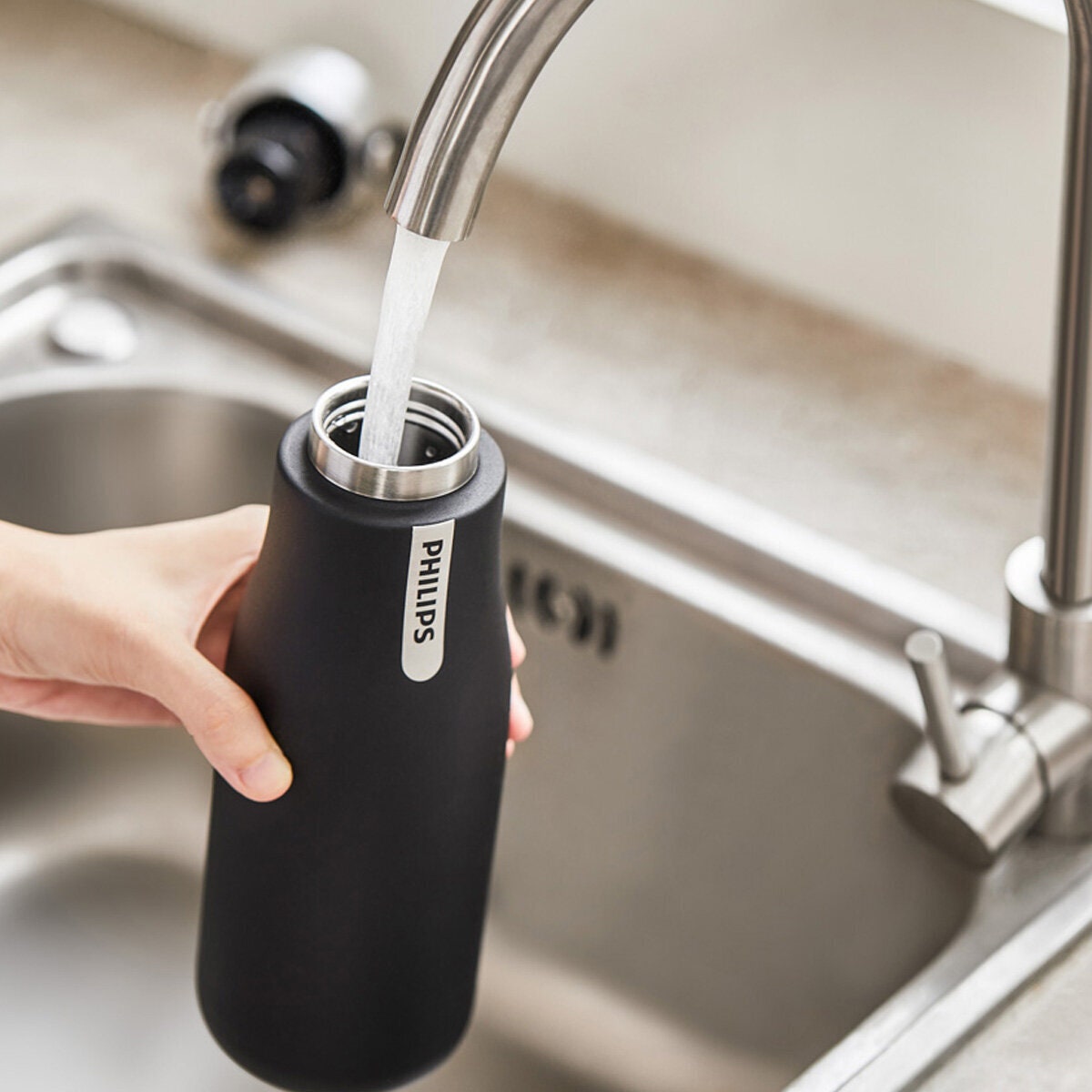Philips GoZero hydration bottle 590ml - UV-C LED, double-wall insulation, black stainless steel - AWP2788BK