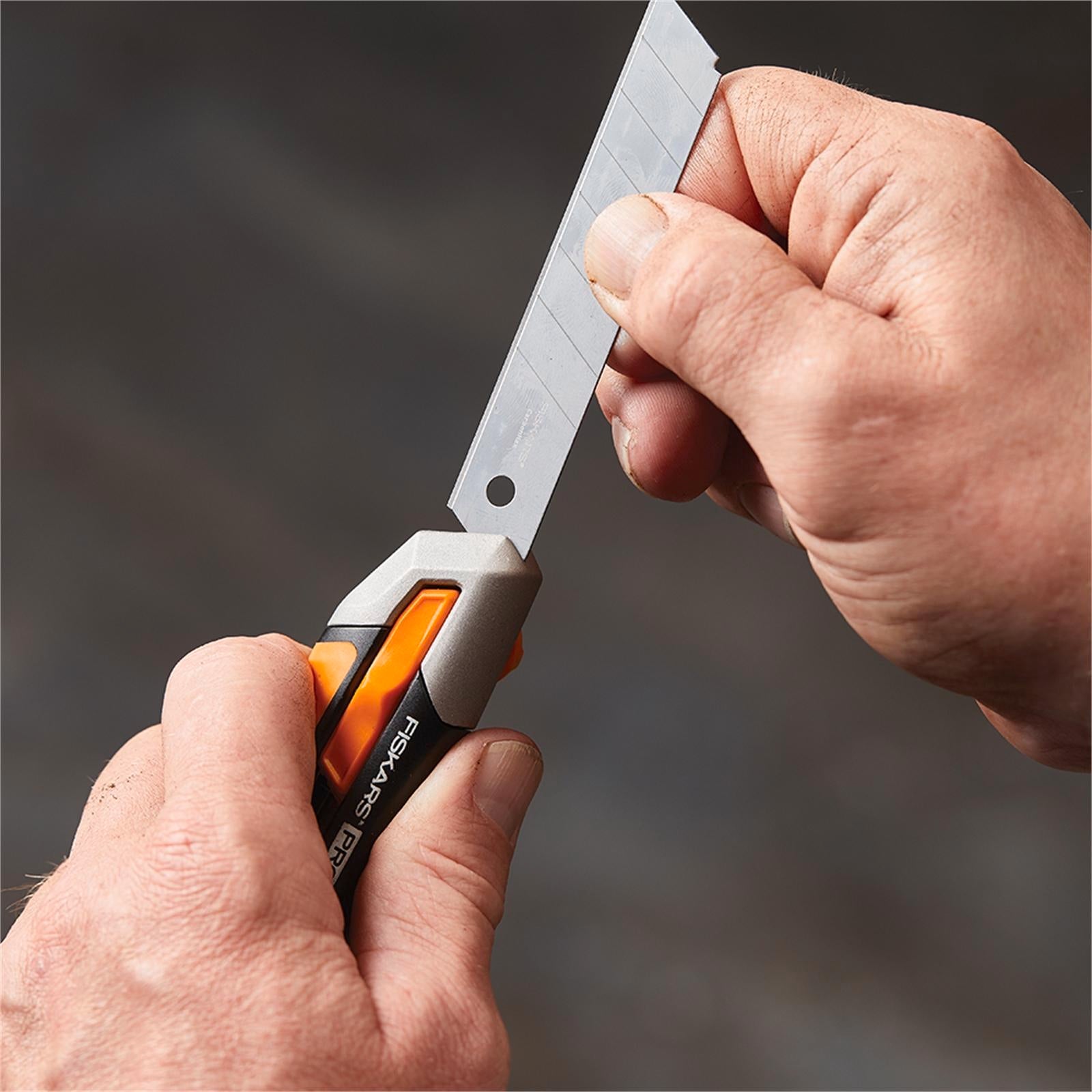 Fiskars 18mm Pro CarbonMax Snap Off Knife Retractable Lockable Blade