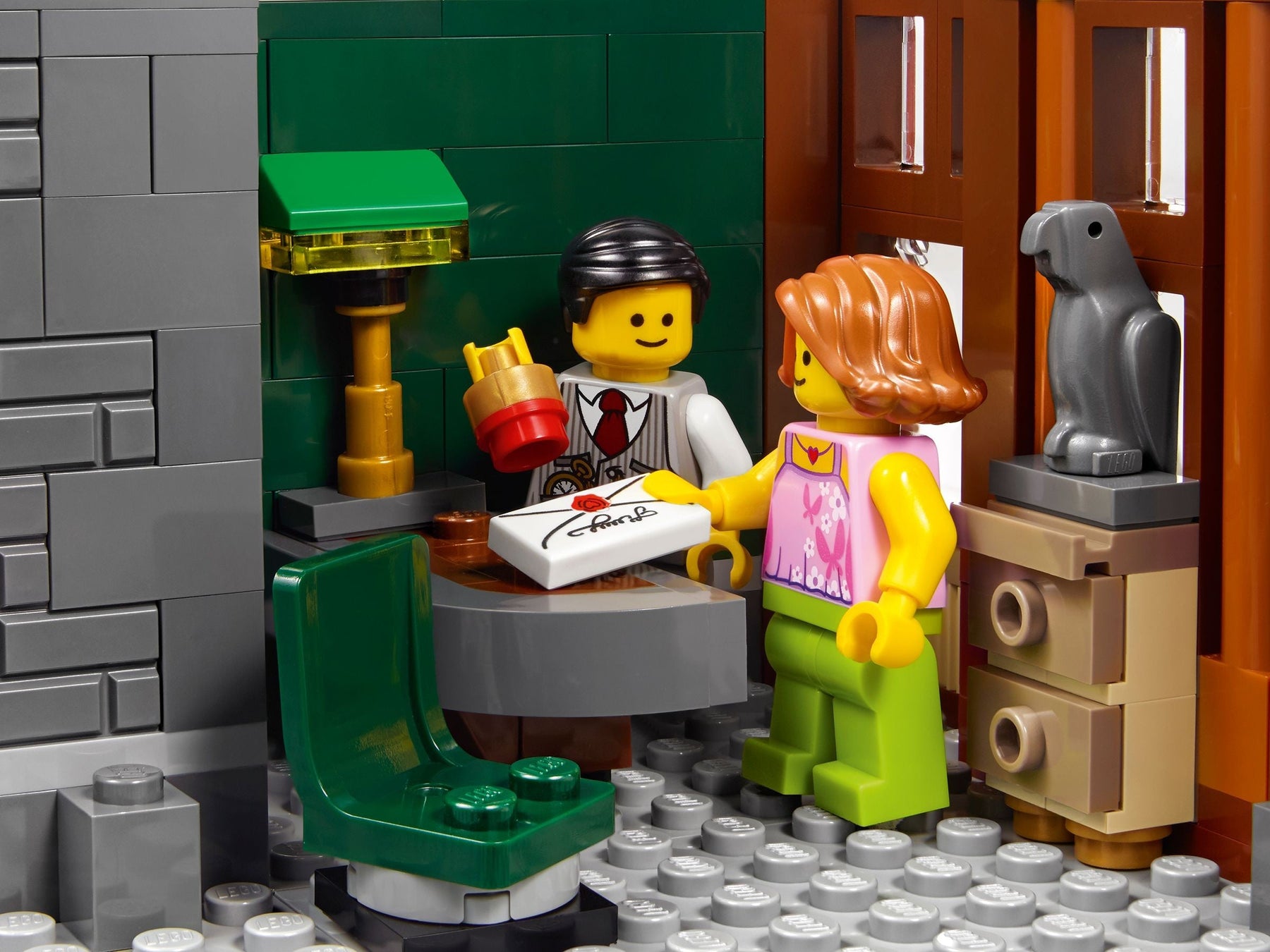 LEGO 10251 Brick Bank: Modular Building with Vault & Laundromat - SuperSaverAU - view 5
