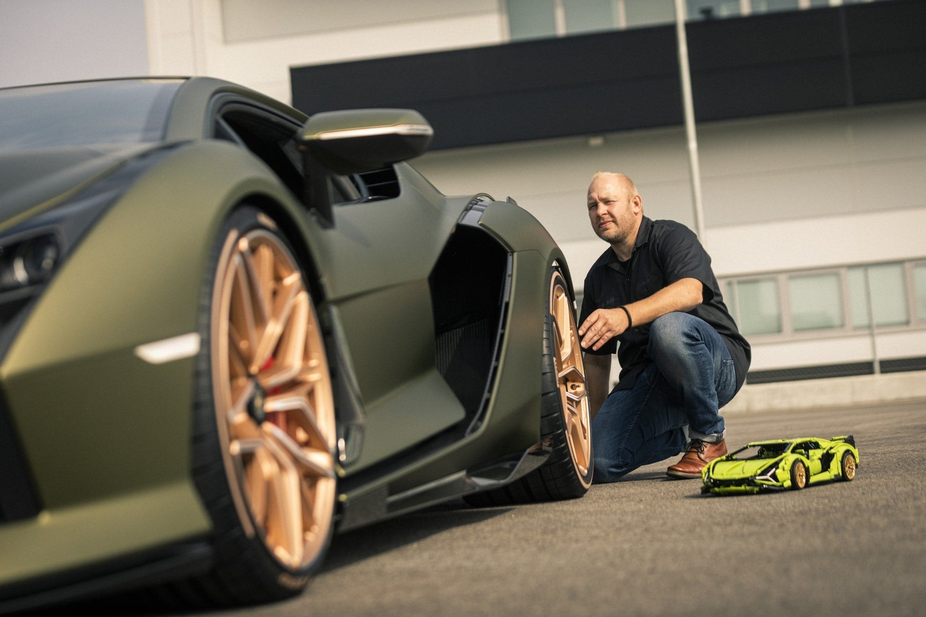LEGO 42115 Lamborghini Sián FKP 37 Technic Supercar Model - SuperSaverAU - view 4