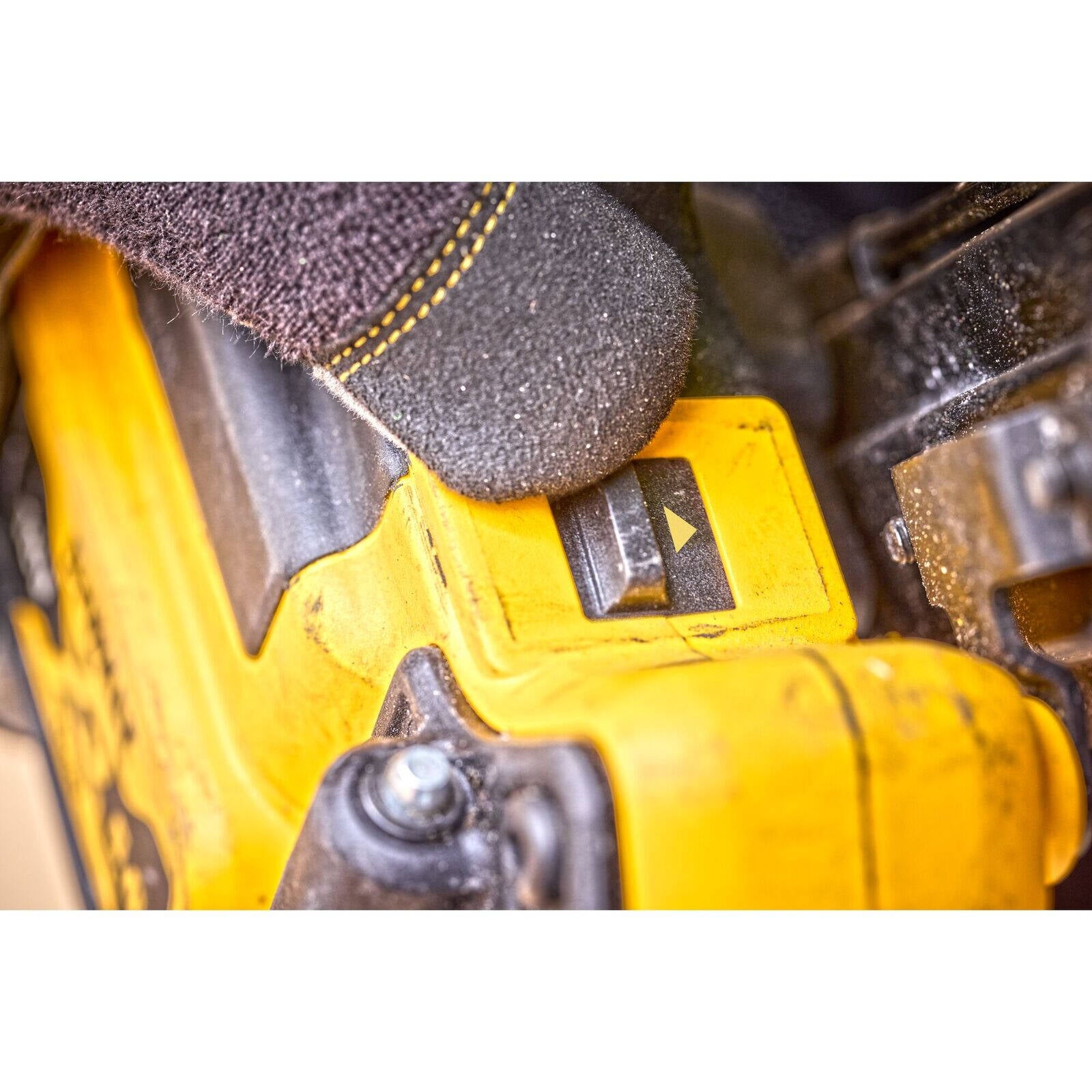 DeWALT 18V XR 33 Degree 90mm Cordless Brushless Framing Nailer Bare Unit DCN930N-XJ