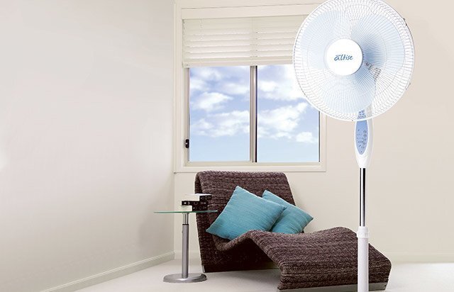 Omega pedestal fan with remote control - 3 speeds - 80 degree oscillation - White - OP40R