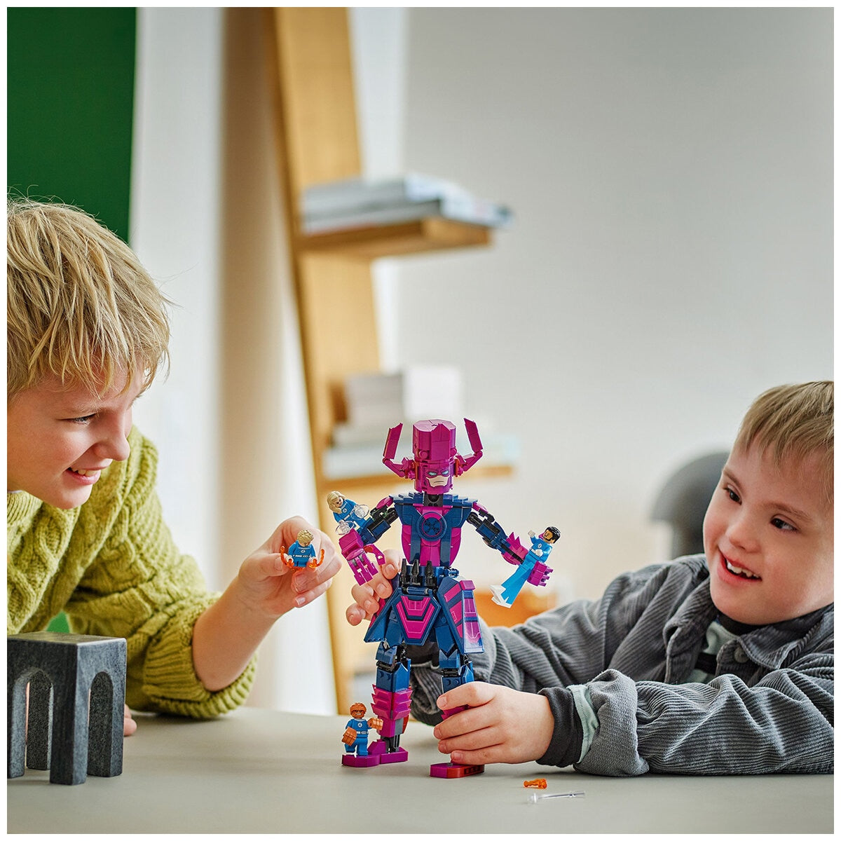LEGO Marvel Fantastic Four vs. Galactus Construction Figure 76316 | 427 Pieces, Ages 9+, 28 cm Tall Galactus, 4 Minifigures - SuperSaverAU - view 6