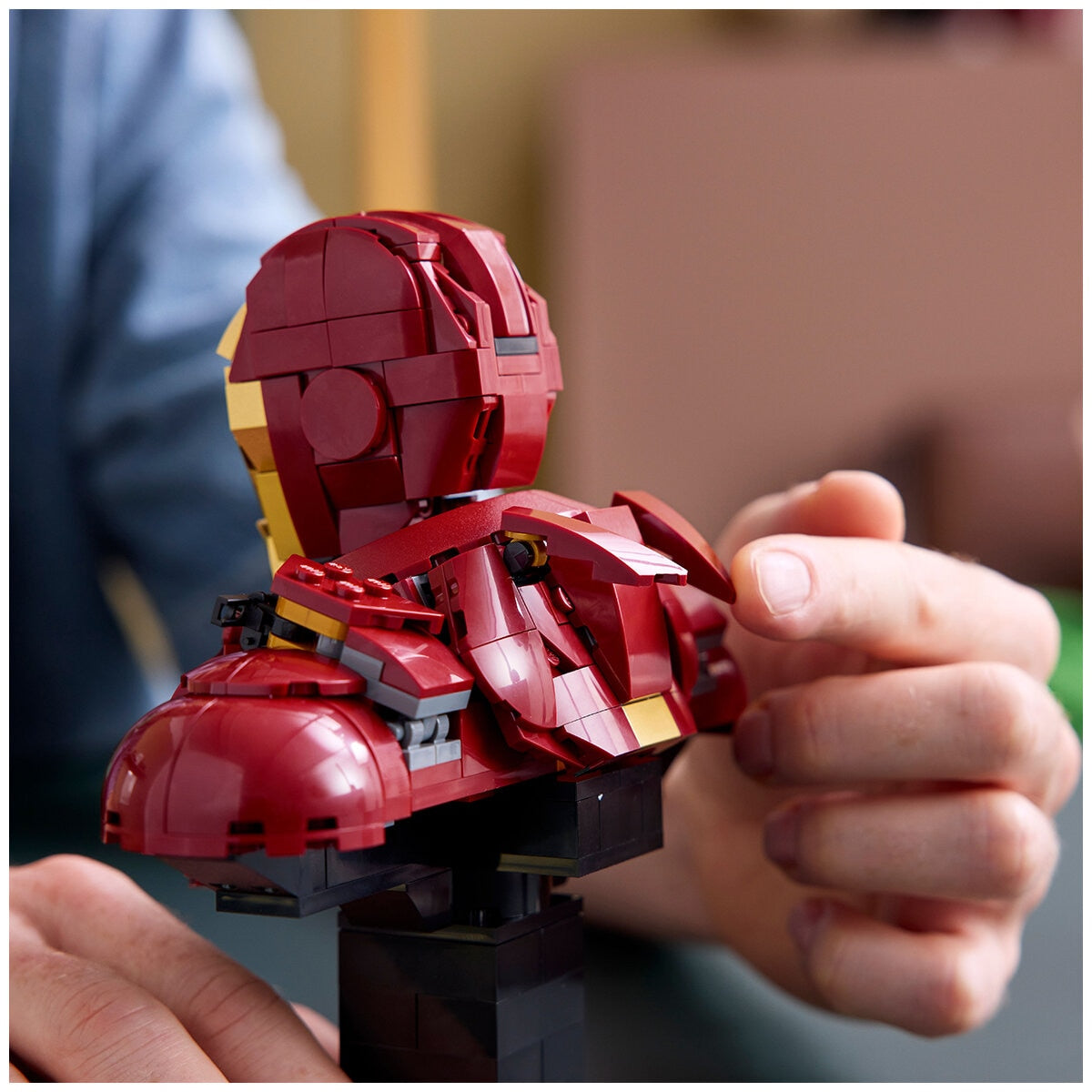 LEGO Marvel Iron Man MK4 Bust 76327 | Collectible Model with 436 Pieces, Adjustable Flaps, Shoulder Cannons, Rotating Head, and Iron Man Minifigure - SuperSaverAU - view 6
