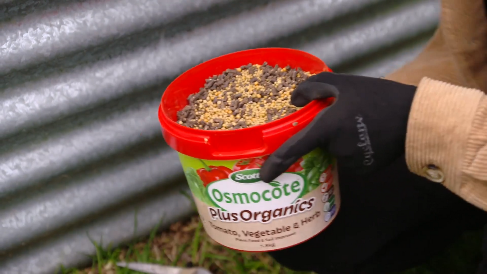 Scotts Osmocote Plus Organics 3.5kg Tomato, Vegetable & Herb Plant Food & Soil Improver