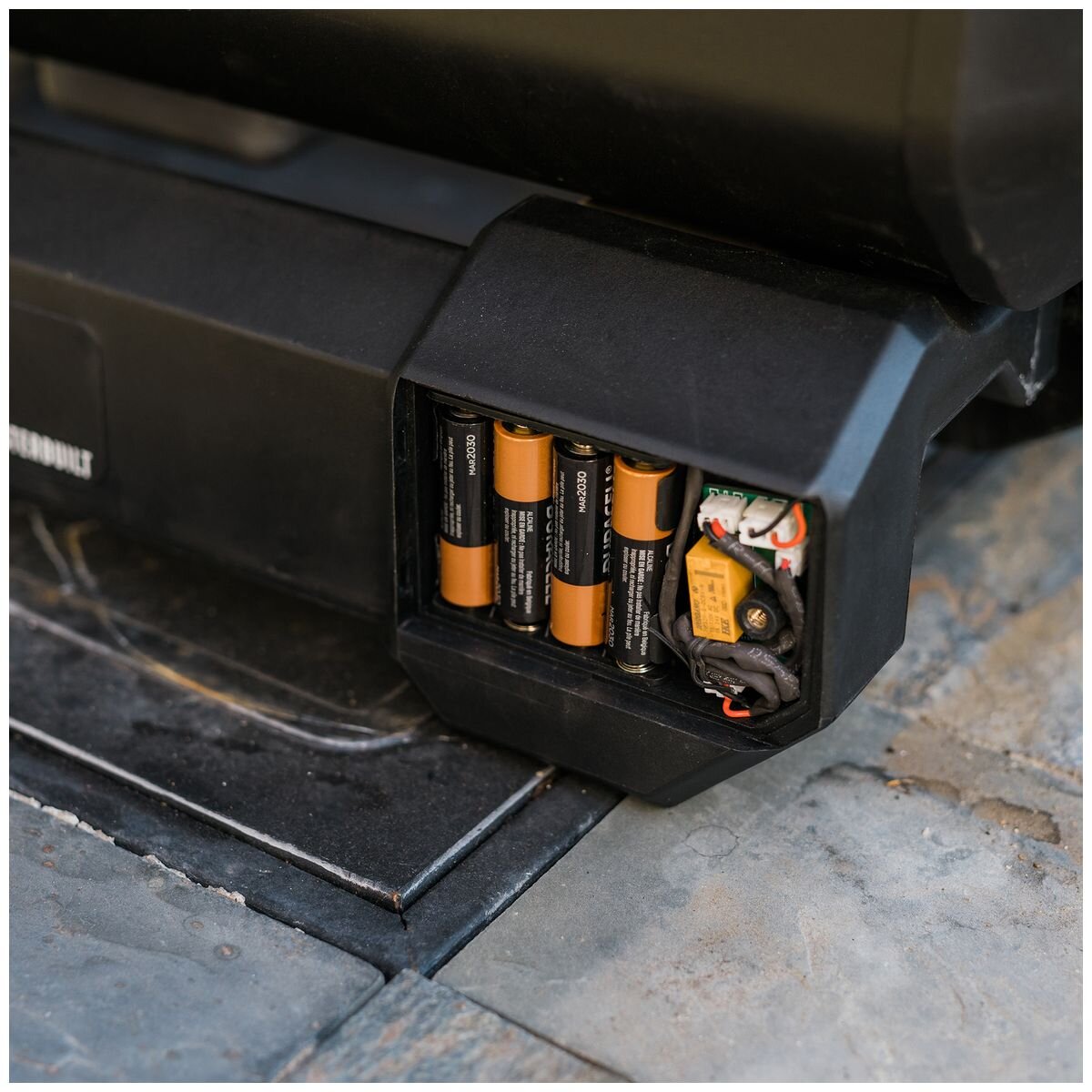 Masterbuilt Portable Charcoal BBQ - Black, SteadyTemp Dial, Up to Four Hours Burn Time - MB20040622