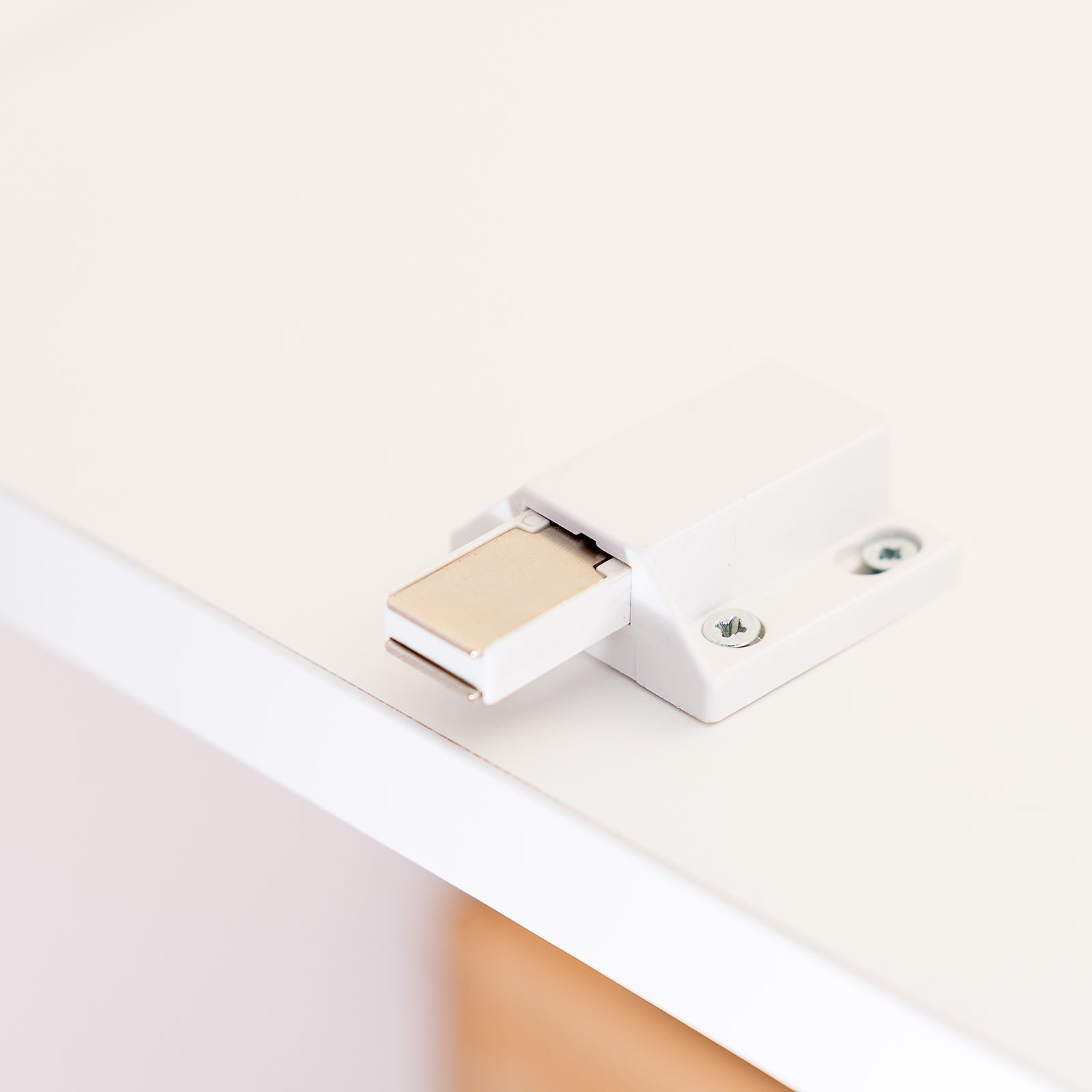 Taskmaster 38mm White Push To Open Magnetic Door Catch Plastic