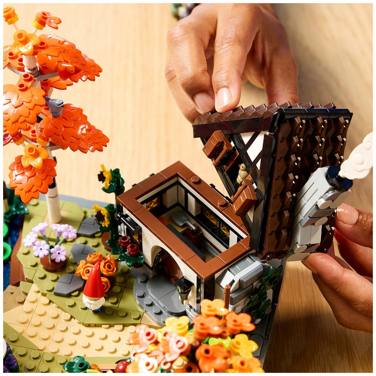 LEGO Icons Autumn Cottage Garden 11372
