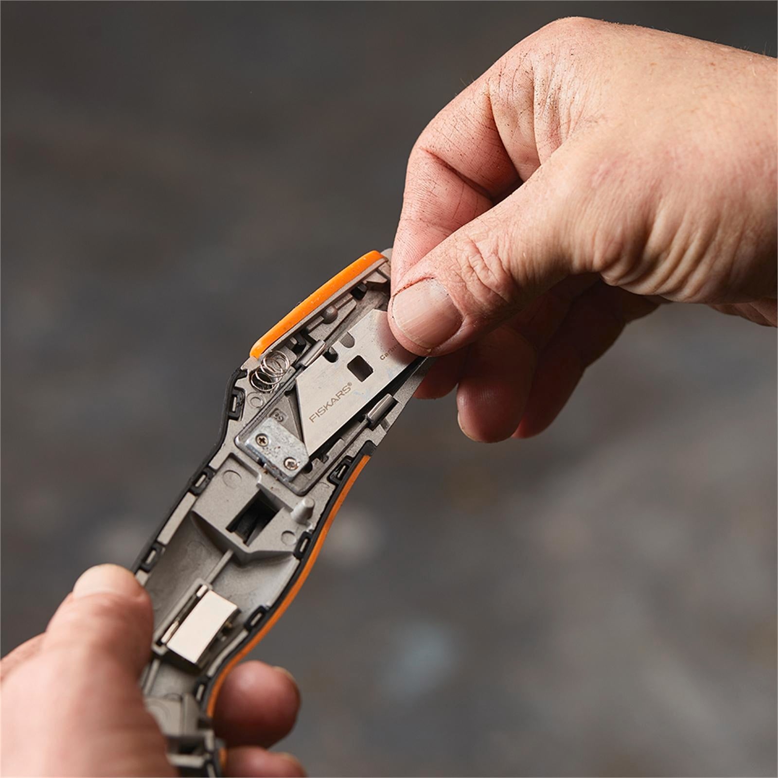 Fiskars Pro CarbonMax 60mm Steel Retractable Utility Knife