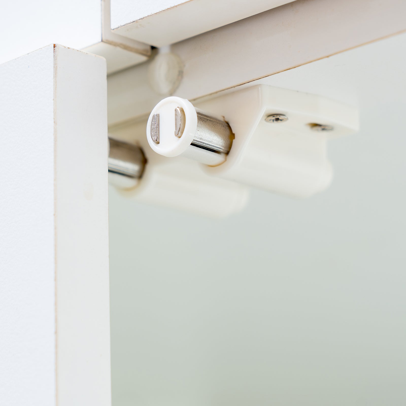 Taskmaster 67mm White Magnetic Push To Open Double Catch Plastic