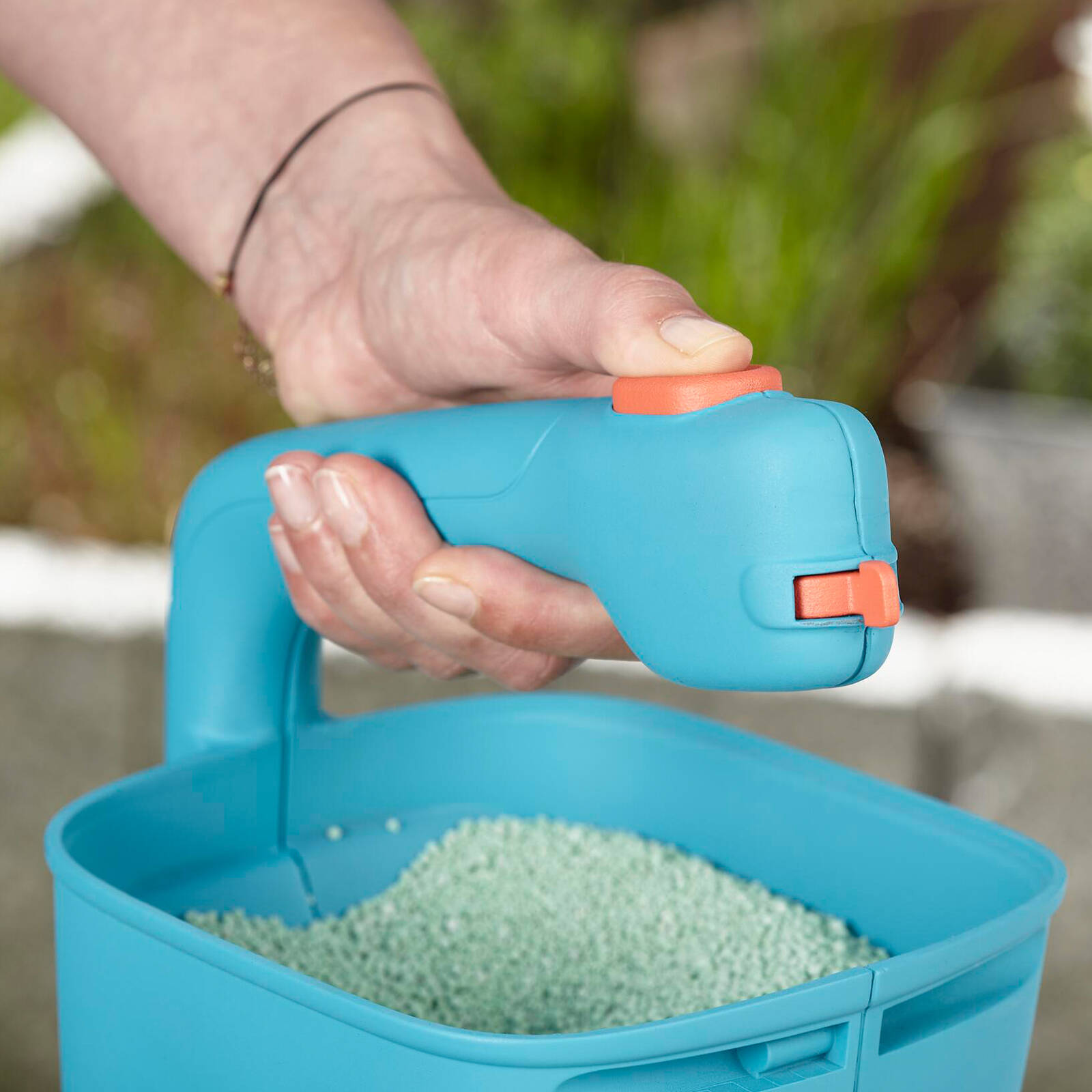 GARDENA Medium Handheld Seed and Fertiliser Spreader 100sqm