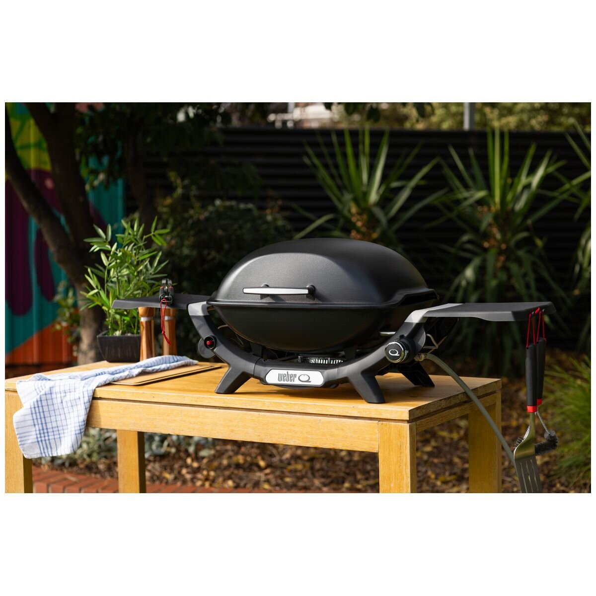 Weber Q2000N Portable LPG BBQ - Large Cooking Area, Front-Facing Grease Tray, Black - 28310024