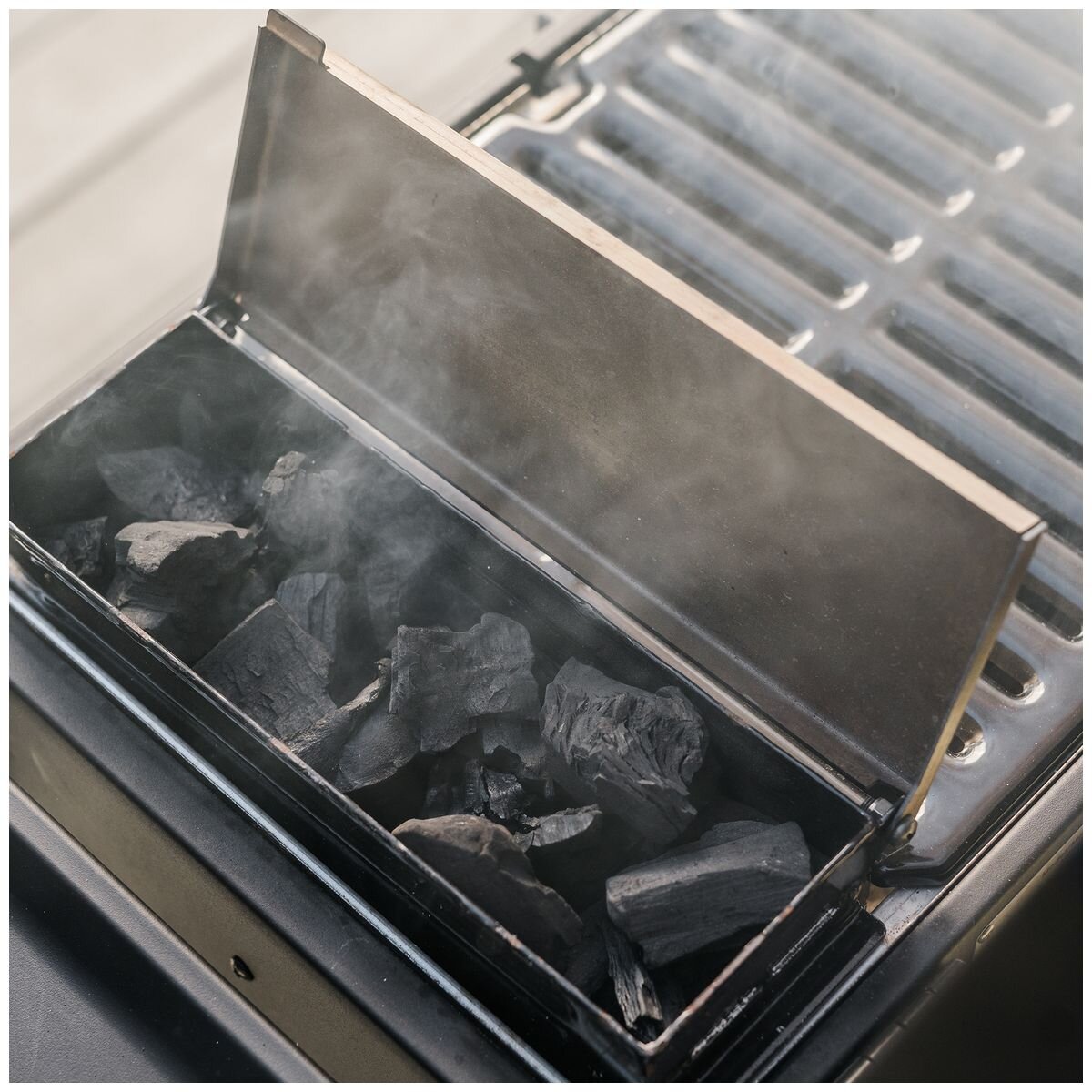 Masterbuilt Portable Charcoal BBQ - Black, SteadyTemp Dial, Up to Four Hours Burn Time - MB20040622