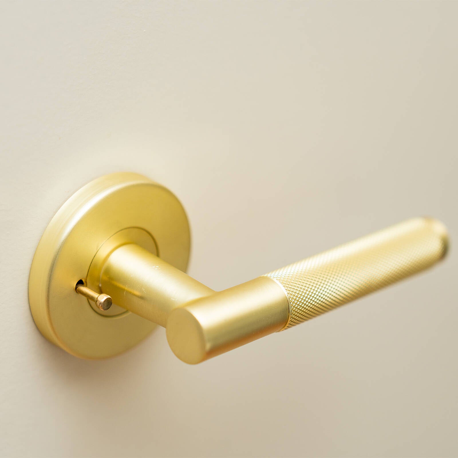 Ikonic Knurled Privacy Lever Set Brushed Brass, Zinc Construction, Snib Lock for Bathroom & Bedroom Doors