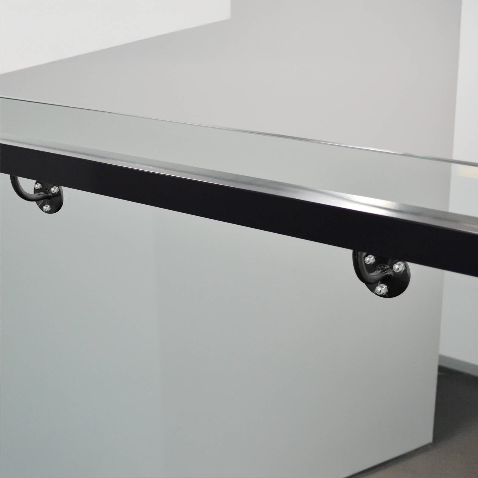 Carinya 70 x 90 x 95mm Black Steel Flat Top Curved Handrail Bracket