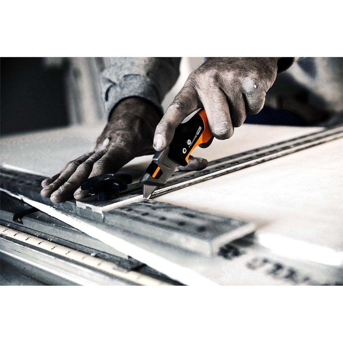 Fiskars Pro CarbonMax 60mm Steel Folding Utility Knife