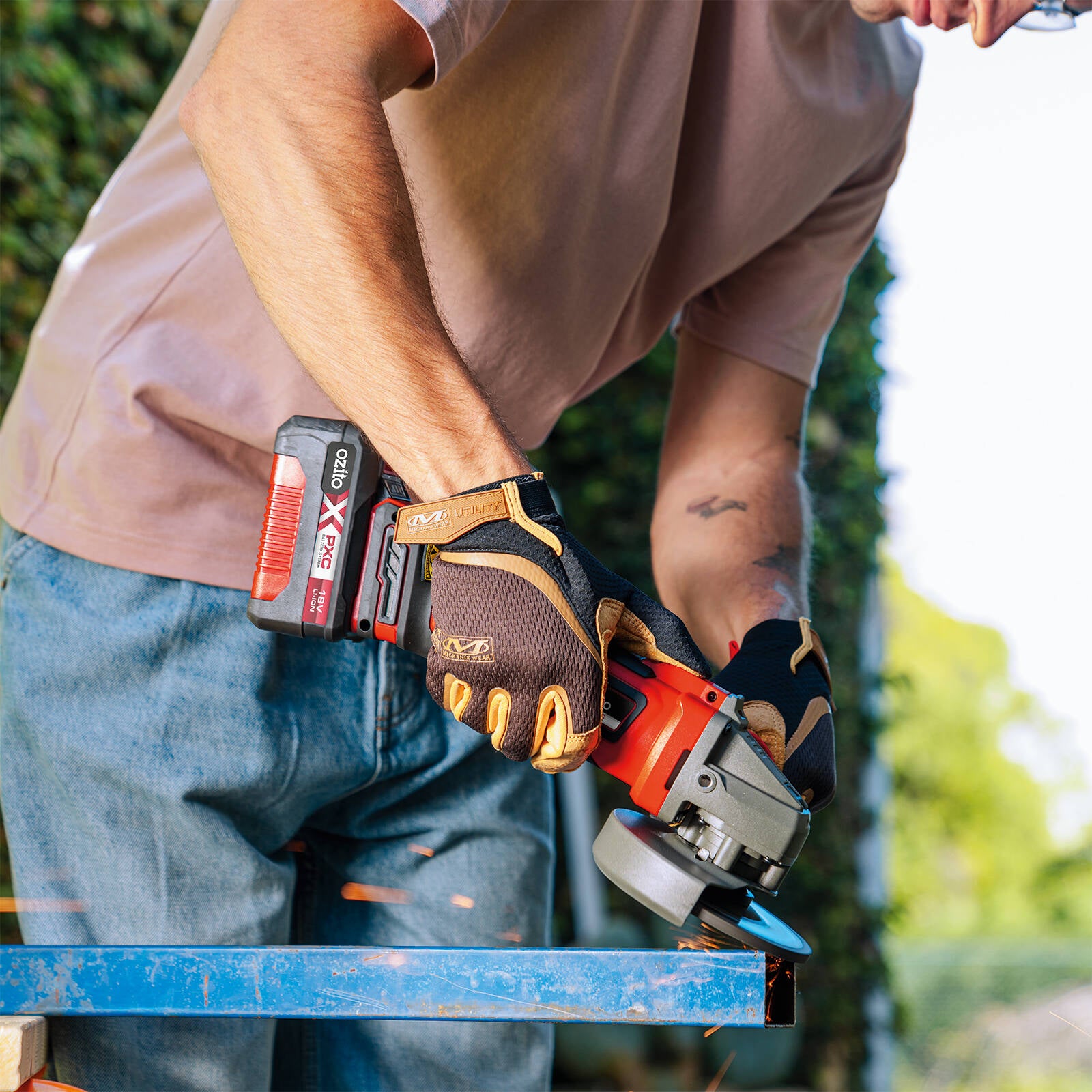 Ozito PXC 18V 125mm Cordless Angle Grinder Kit PAGK-1240