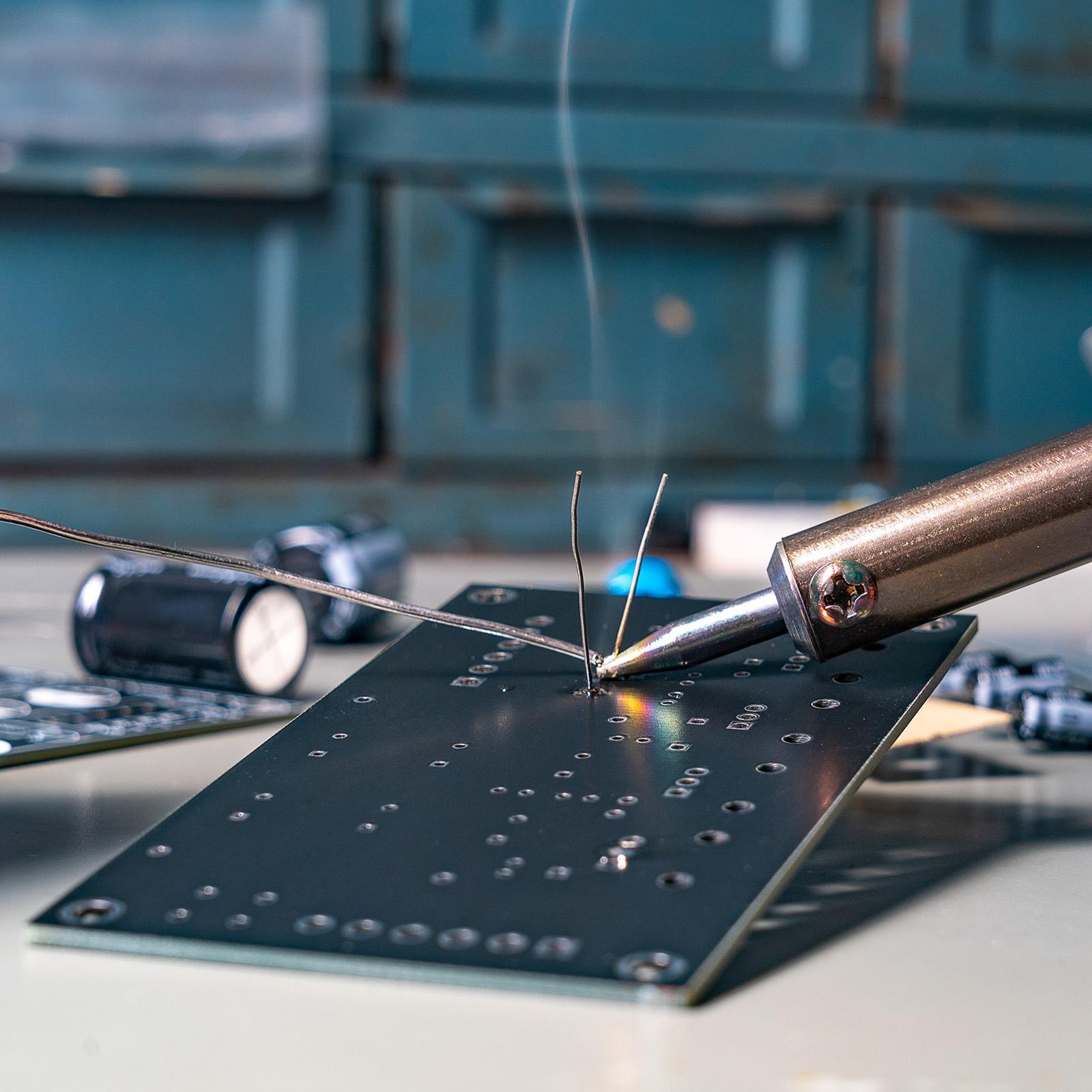 Ozito 30W Soldering Iron Kit Interchangeable Tips Solder Included