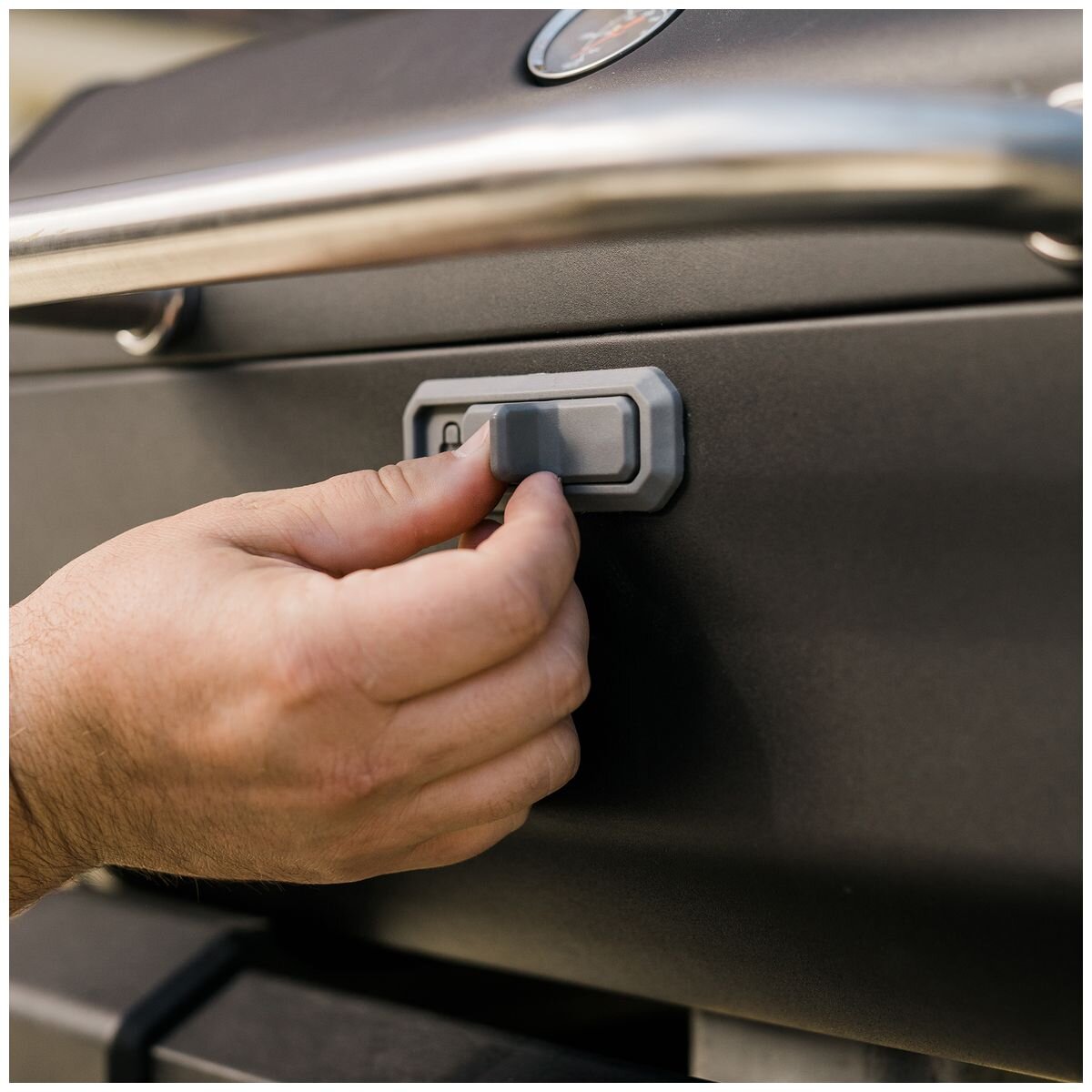 Masterbuilt Portable Charcoal BBQ - Black, SteadyTemp Dial, Up to Four Hours Burn Time - MB20040622