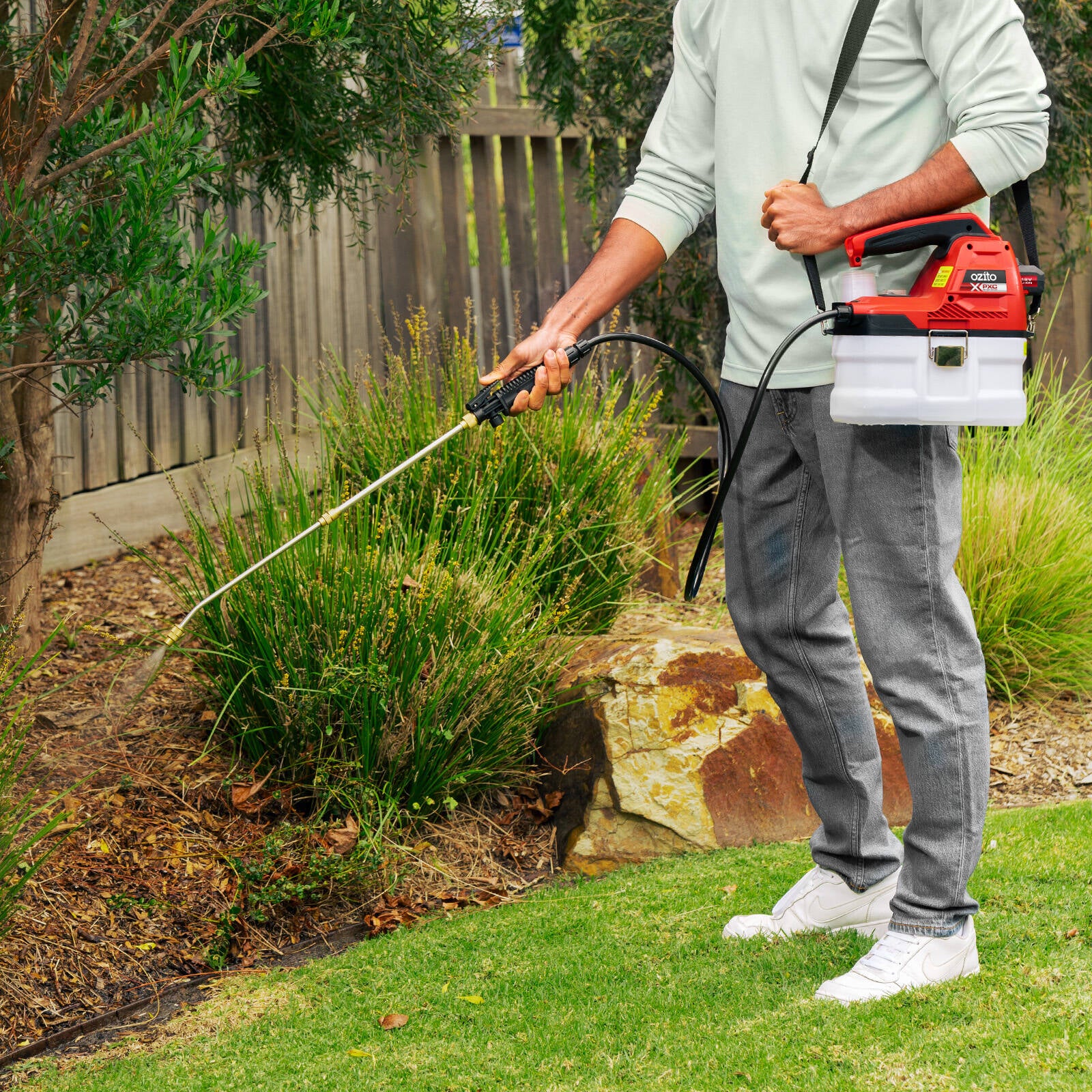 Ozito PXC 18V Cordless Garden Spray Kit 2.5Ah PXSK-2518 - 3.5L Sprayer, Battery & Charger