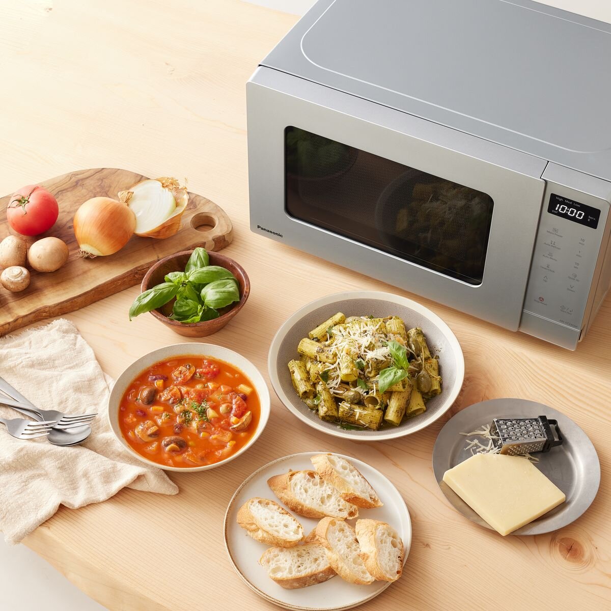 Panasonic 20L compact microwave oven - 800W, silver, 8 auto menus, auto defrost, Quick 30 - NN-ST23QMQPQ