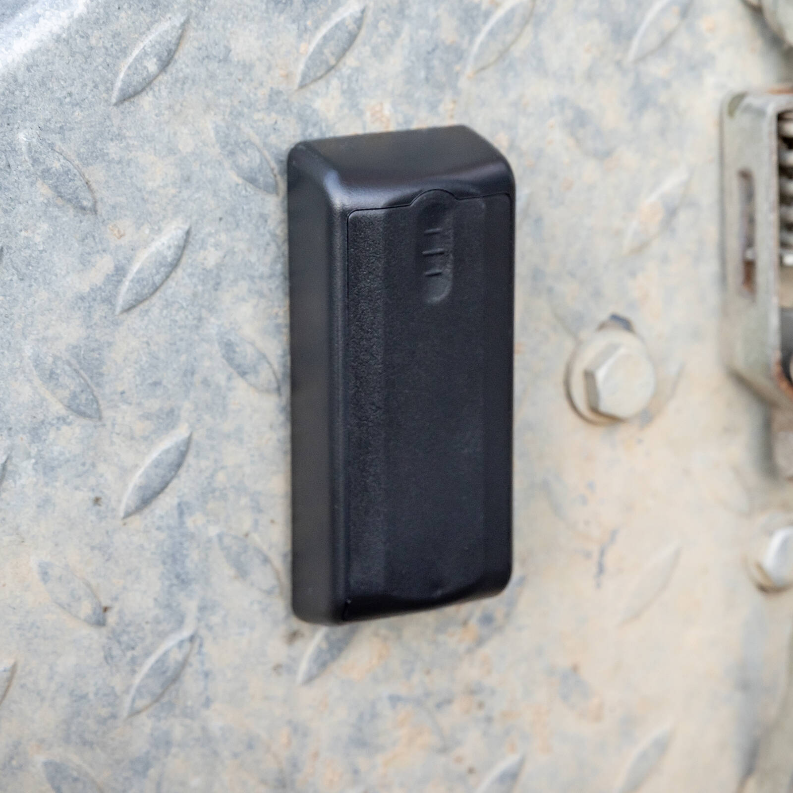 Master Lock 207DAU Magnetic Key Case, Hidden Spare Key Holder for Steel Surfaces