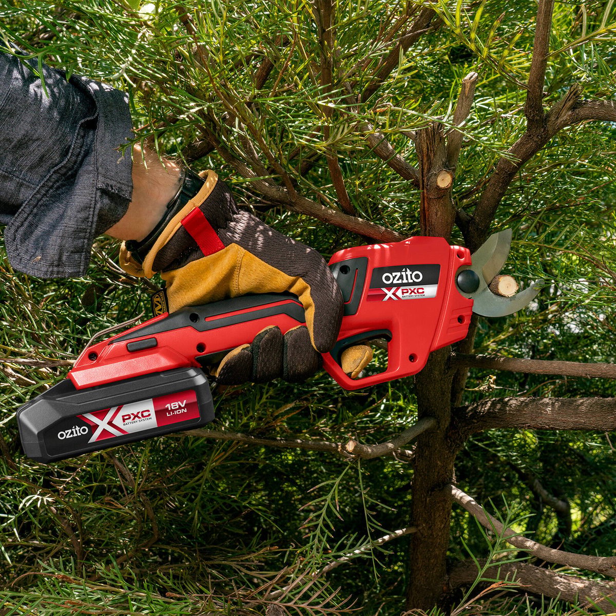 Ozito PXC 18V Cordless Pruning Secateurs 2.5Ah Kit PPK-2518 - 25mm Cut, Battery & Charger