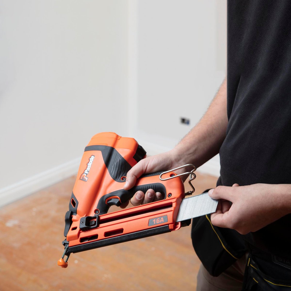 Paslode 16ga TrimMaster Cordless Angled Bradder Kit B20722