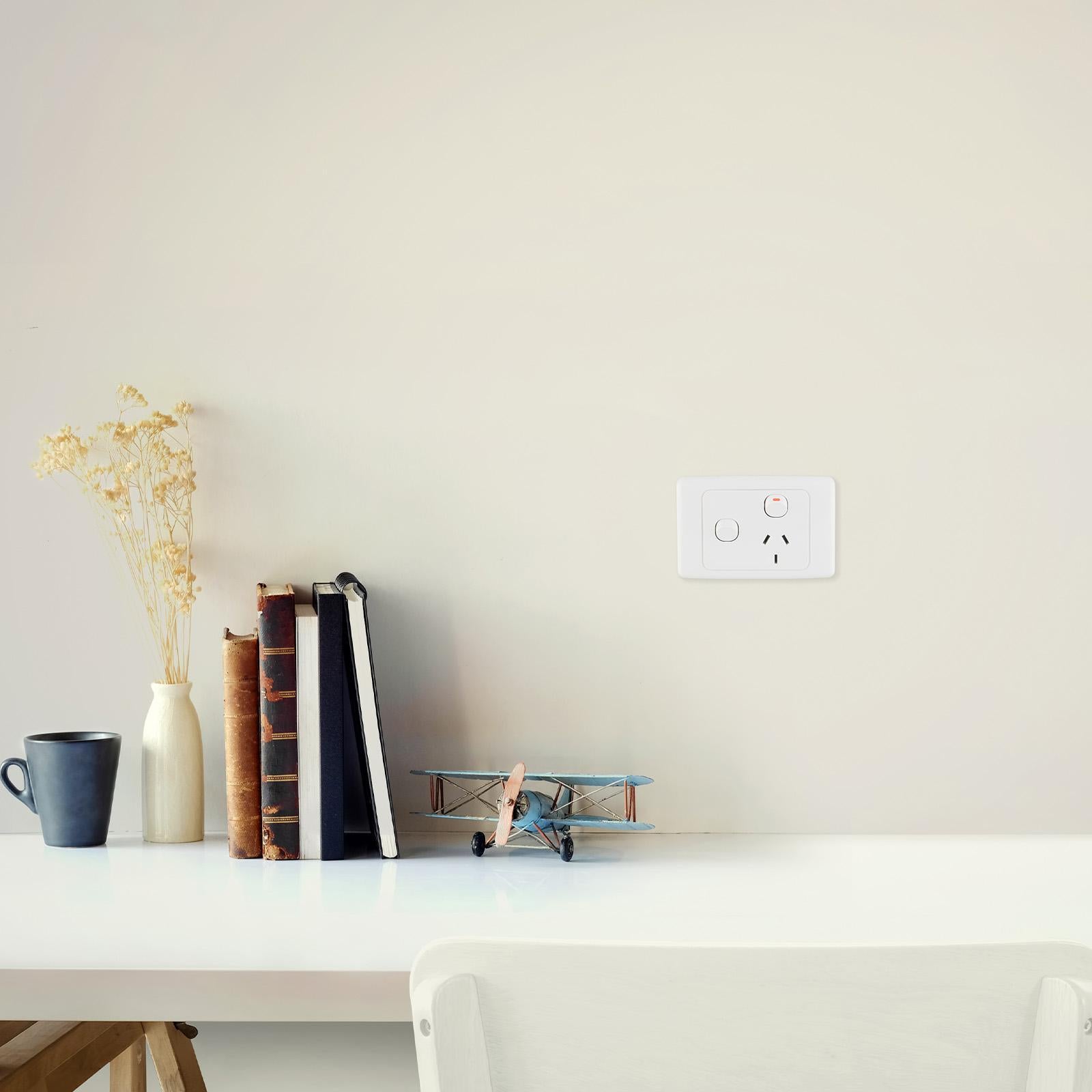DETA Single Power Point with Extra Switch White Polycarbonate 10A 250V