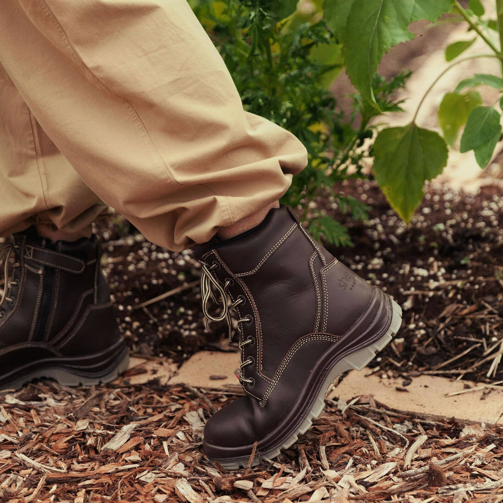 she wear Pursues Womens Safety Work Boots Size 8 Brown Crazy Horse Leather Composite Toe Zip Side Water Resistant