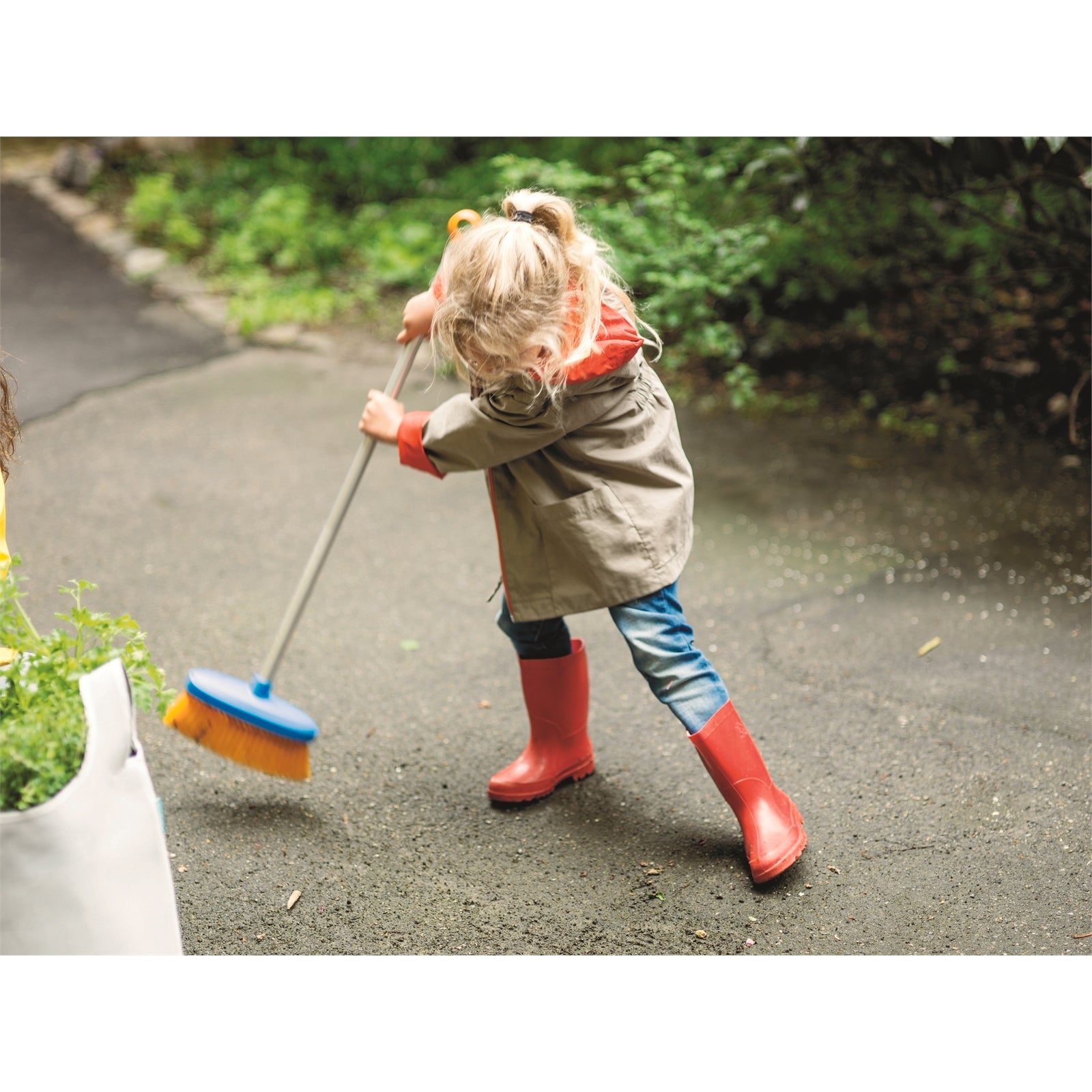 Fiskars Kids Broom, Anodised Aluminium Handle, Soft Plastic Bristles, Grey/Blue/Orange