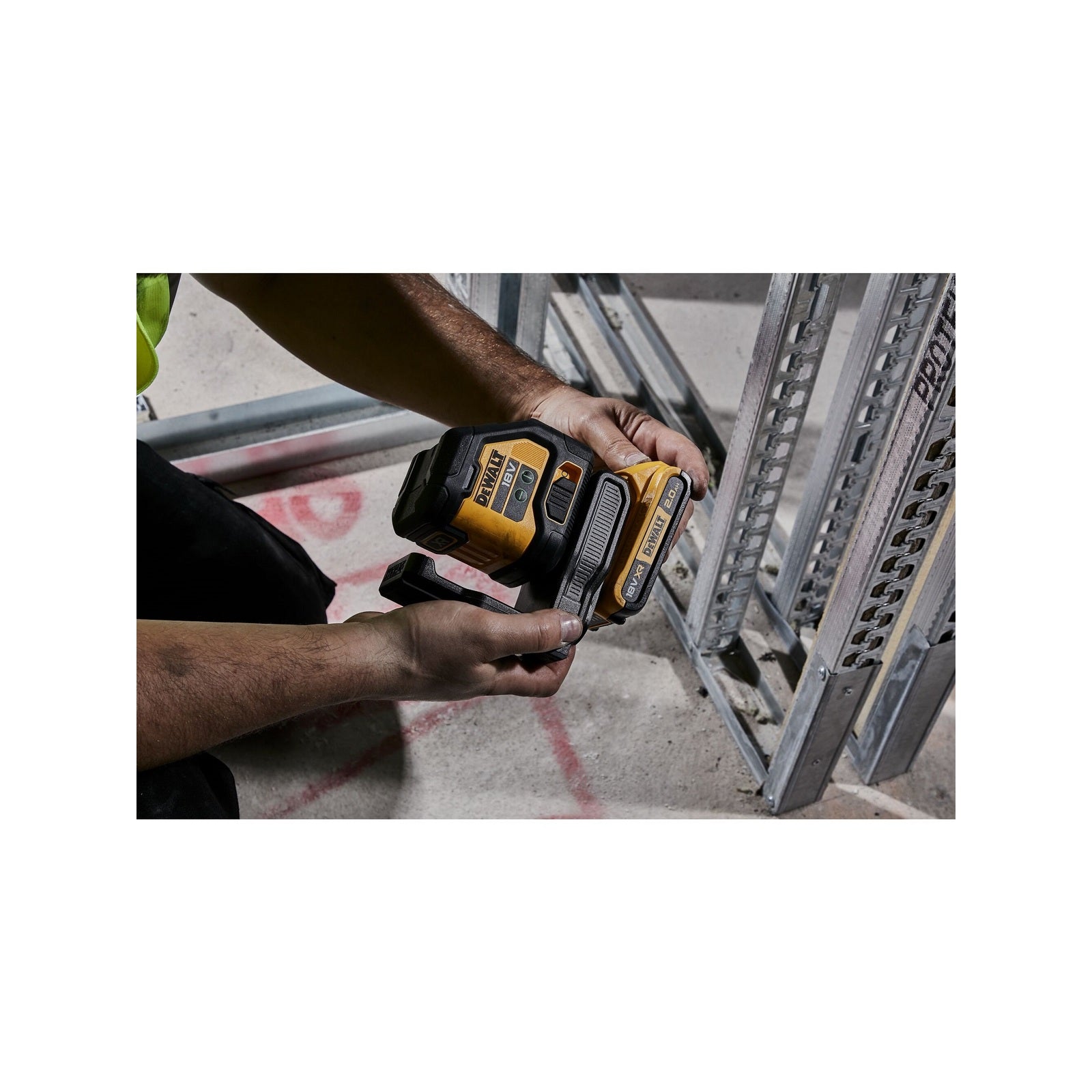 DeWALT 18V XR Li-ion Compact Green Beam Cross Line Laser Kit DCLE34021D1-XE