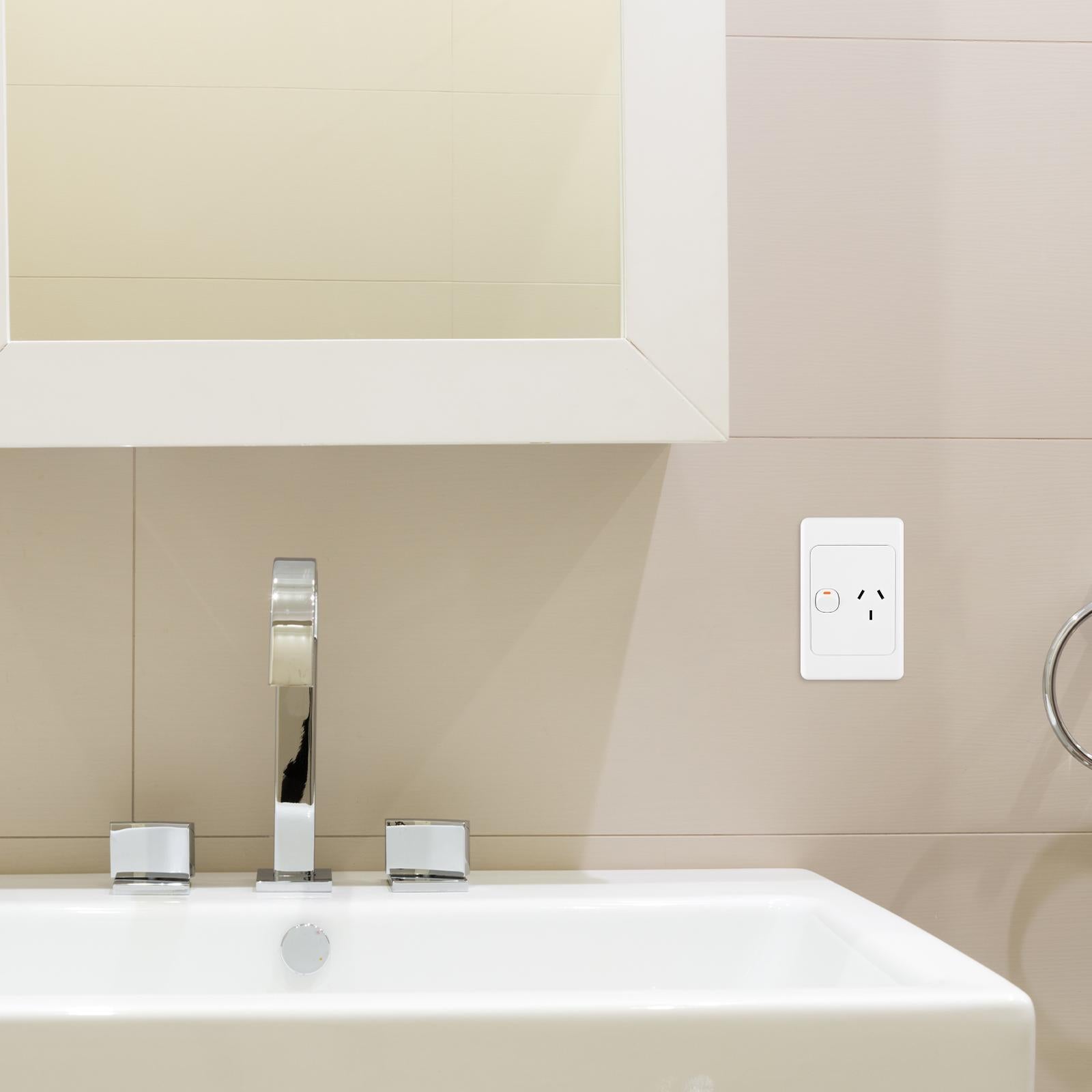 DETA Vertical Single Power Point, White Polycarbonate, 240V 10A, Architrave