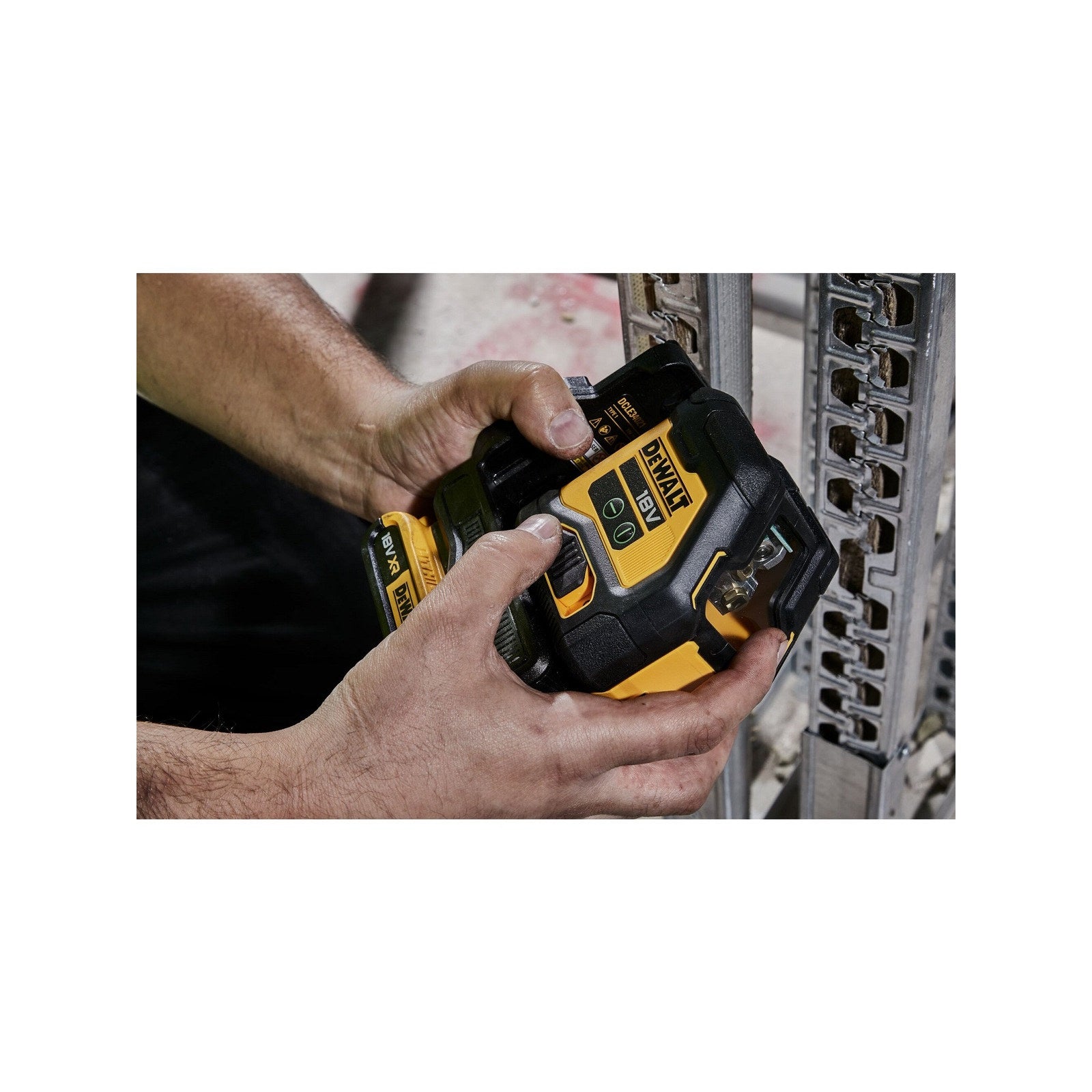 DeWALT 18V XR Li-ion Compact Green Beam Cross Line Laser Kit DCLE34021D1-XE