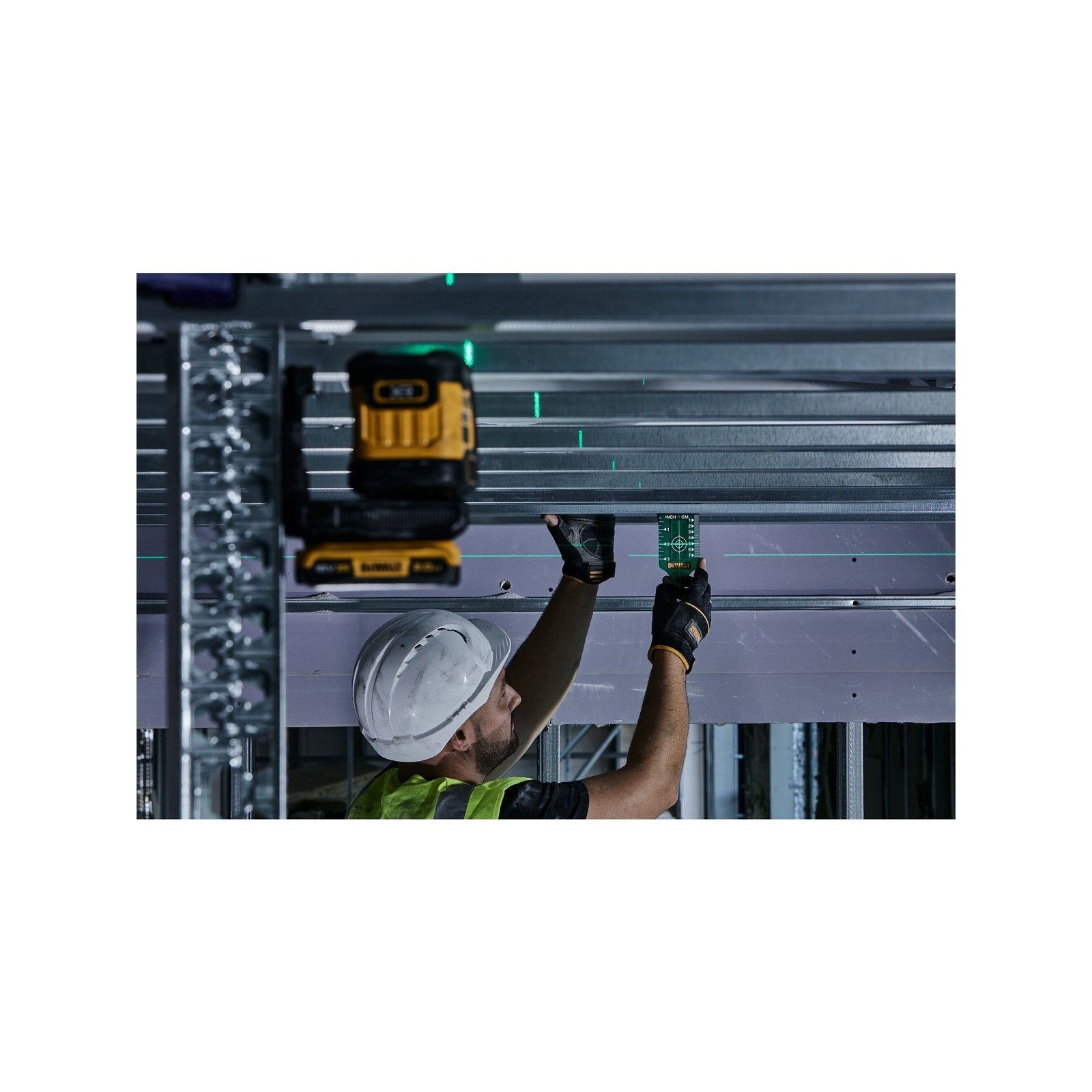 DeWALT 18V XR Li-ion Compact Green Beam Cross Line Laser Kit DCLE34021D1-XE