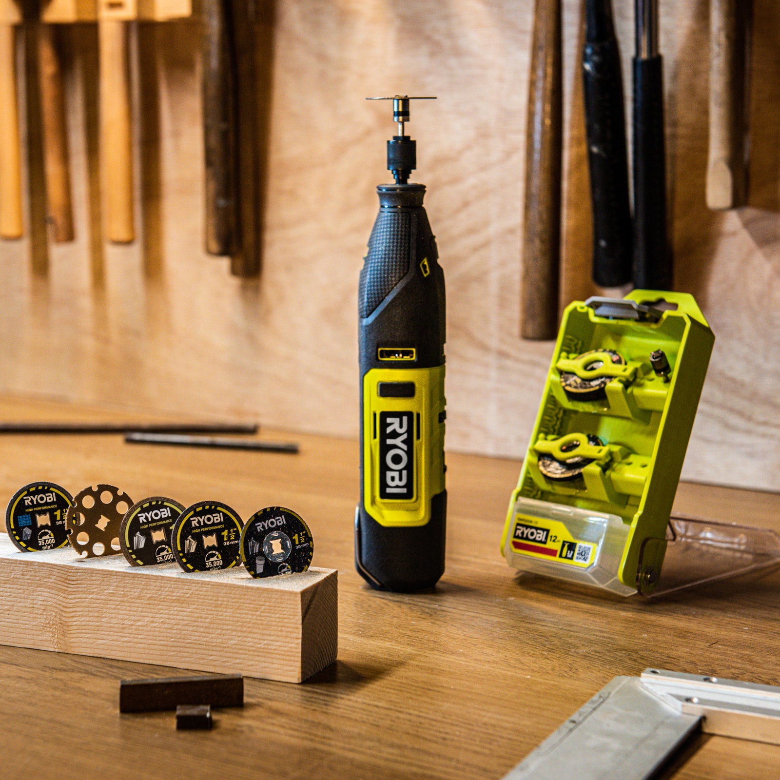 Ryobi 12 Piece Twist Lock Cutting Set with Mandrel and Carry Case