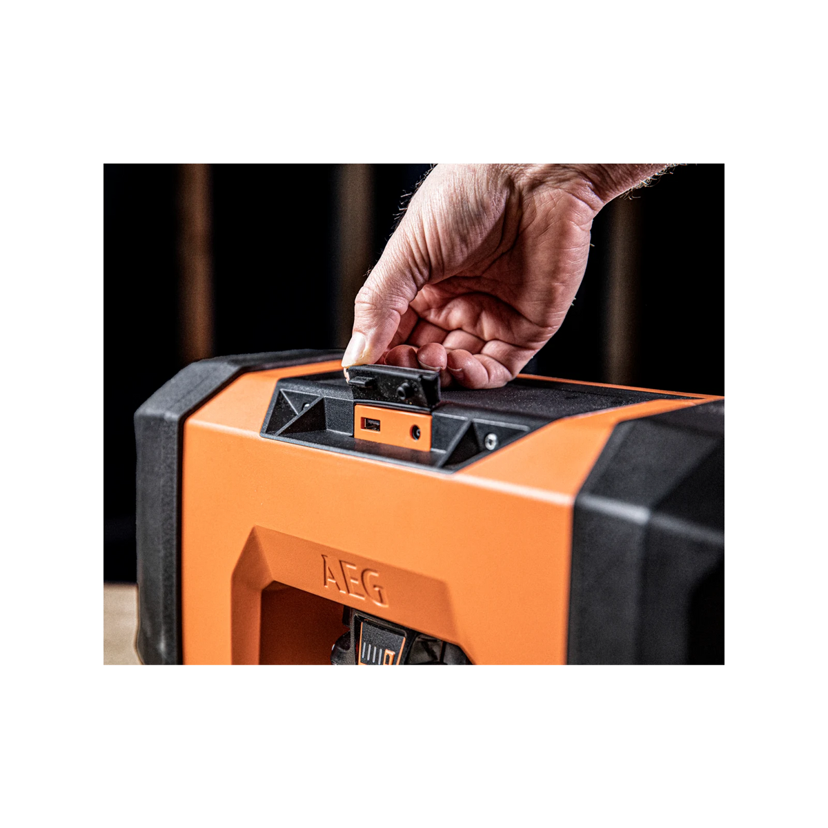 AEG 18V/240V Dual Speaker Hybrid Radio, Bluetooth, Indoor/Outdoor A18DSR0