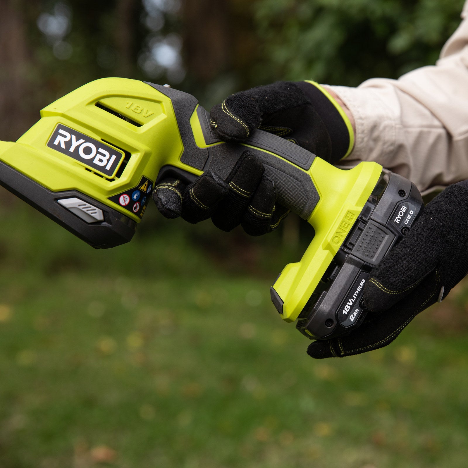 Ryobi 18V ONE+ Hedge and Grass Shears Cordless Kit, 200mm Blade, 2.0Ah R18HTR132