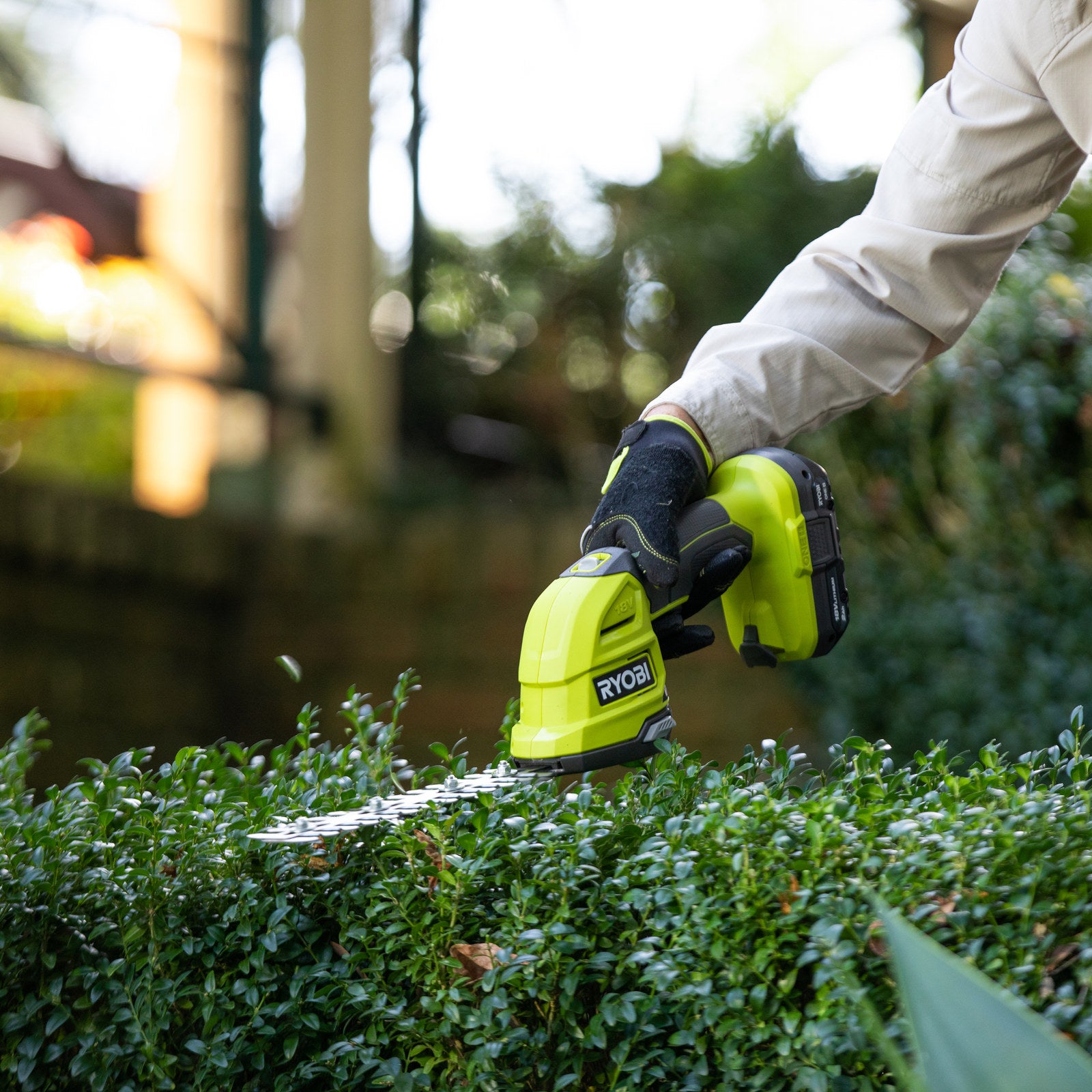 Ryobi 18V ONE+ Hedge and Grass Shears Cordless Kit, 200mm Blade, 2.0Ah R18HTR132