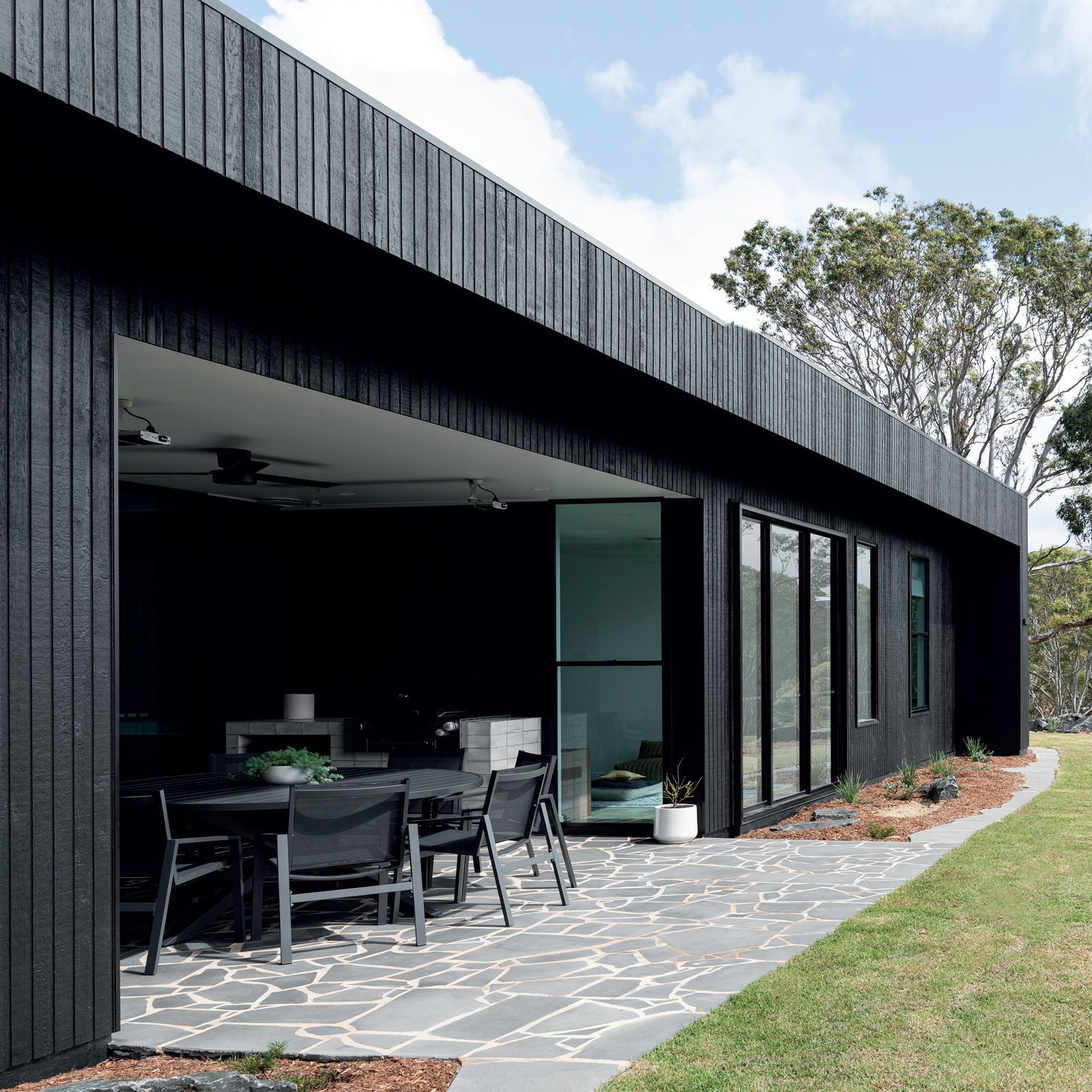 Intergrain 4L Charred Black Water Based Timber Stain UV Resistant Waterproof