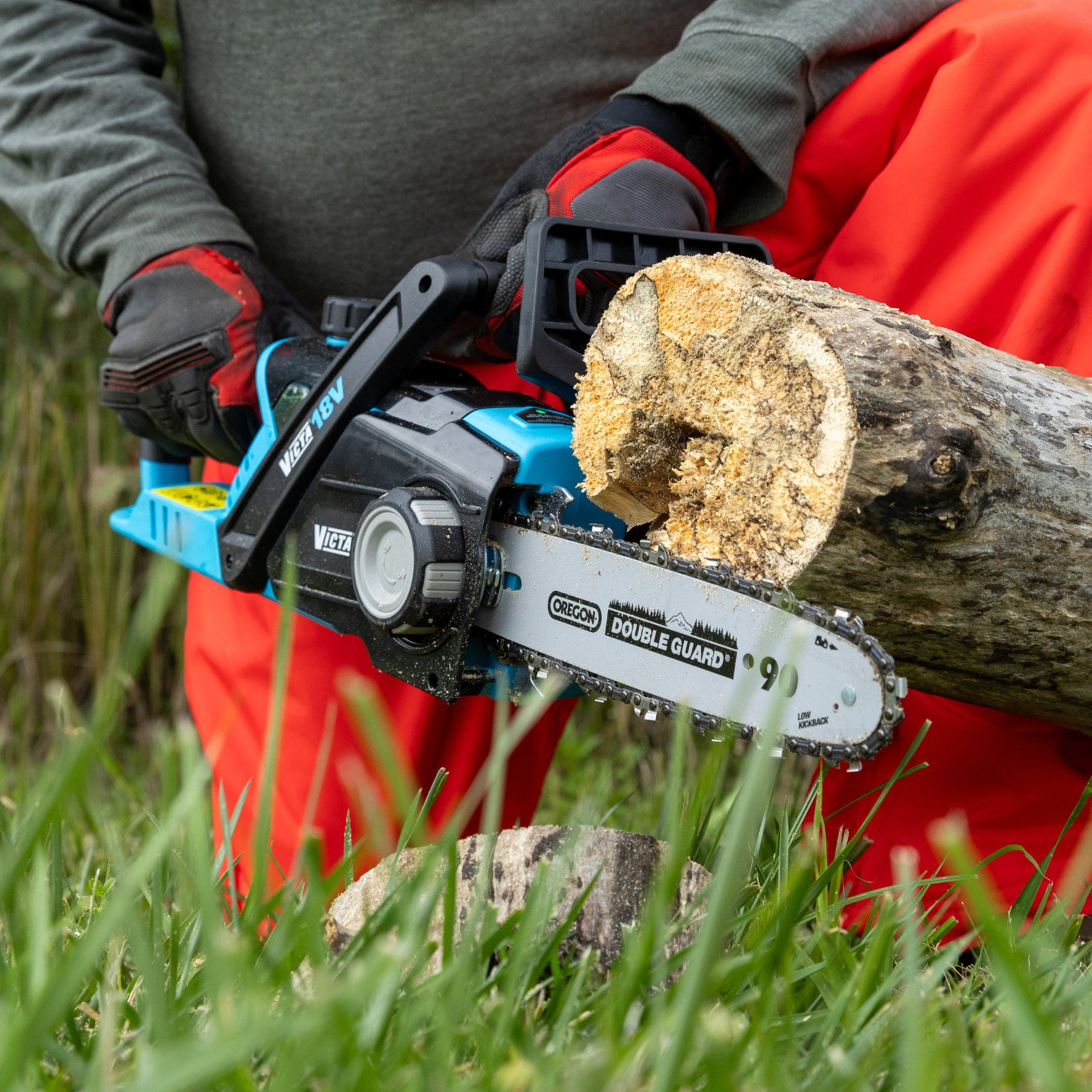 Victa 18V Cordless Li-ion Chainsaw Kit 220mm Bar with 5.0Ah Battery and Charger 1697203
