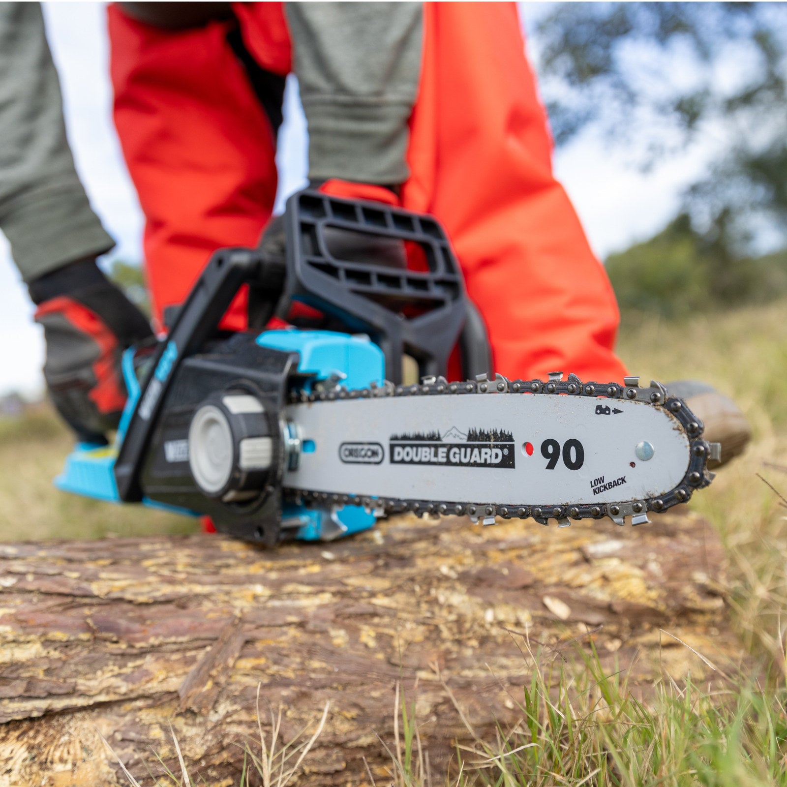Victa 18V Cordless Li-ion Chainsaw Kit 220mm Bar with 5.0Ah Battery and Charger 1697203