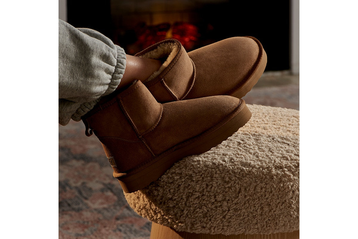 UGG Outback Premium Australian Sheepskin Mini Classic Platform Boot (Chestnut, Size 10M/11W US)