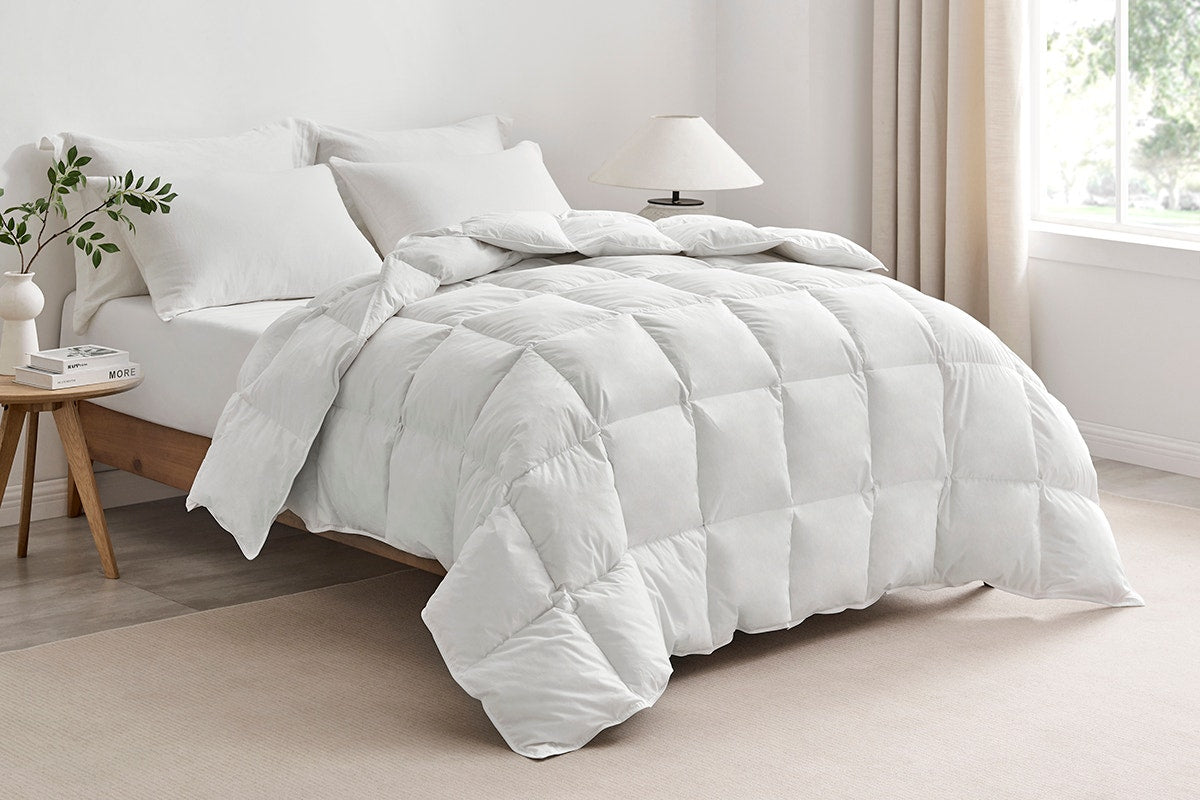 Ovela All Seasons Duck Down and Feather Quilt (Queen)