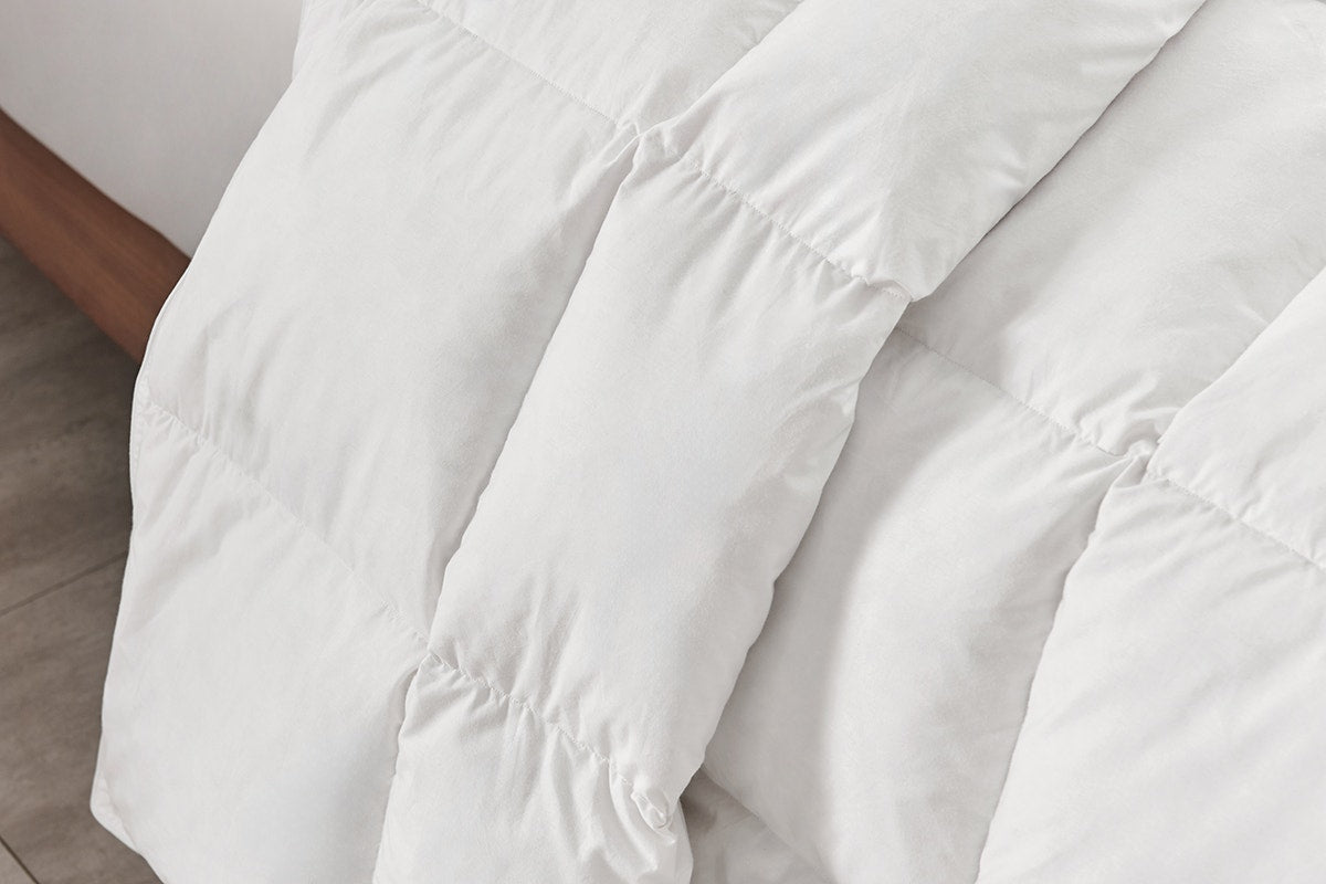 Ovela All Seasons Duck Down and Feather Quilt (Double)