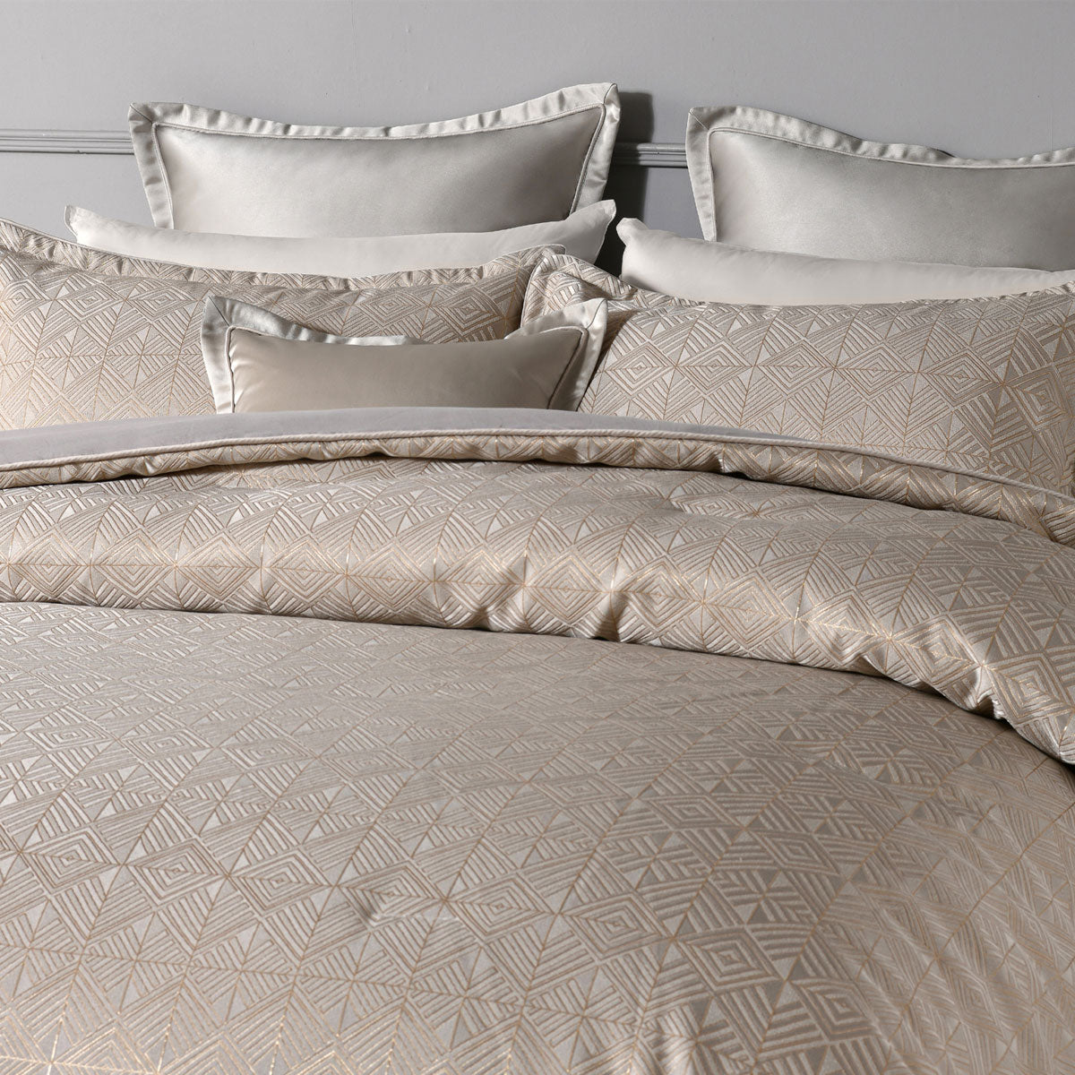 Bianca Bellagio Jacquard Geometric Comforter Set – Gold Super King 6 Piece