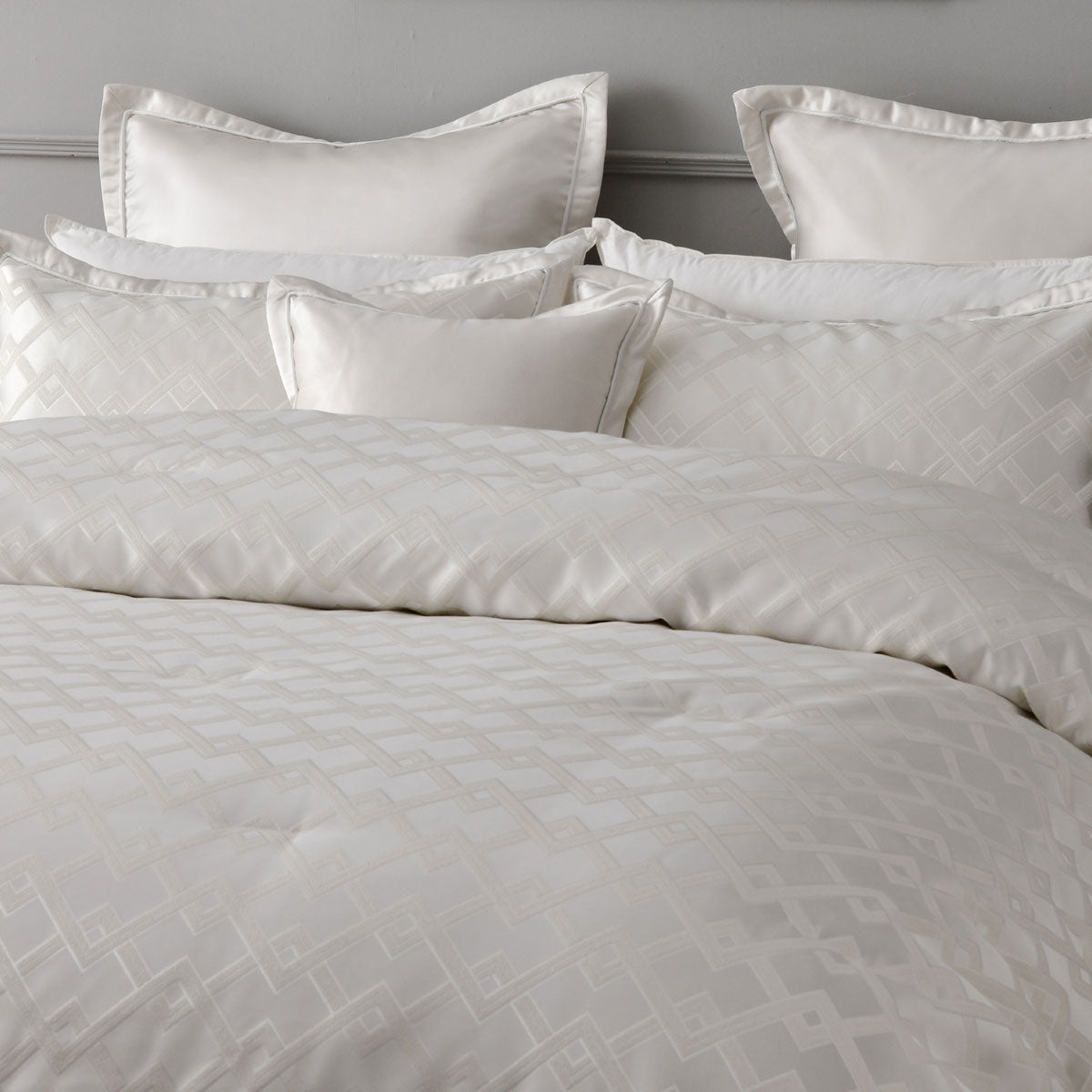 Bianca Firenze Pearl Jacquard Geometric Comforter Set – Queen/King 6 Piece