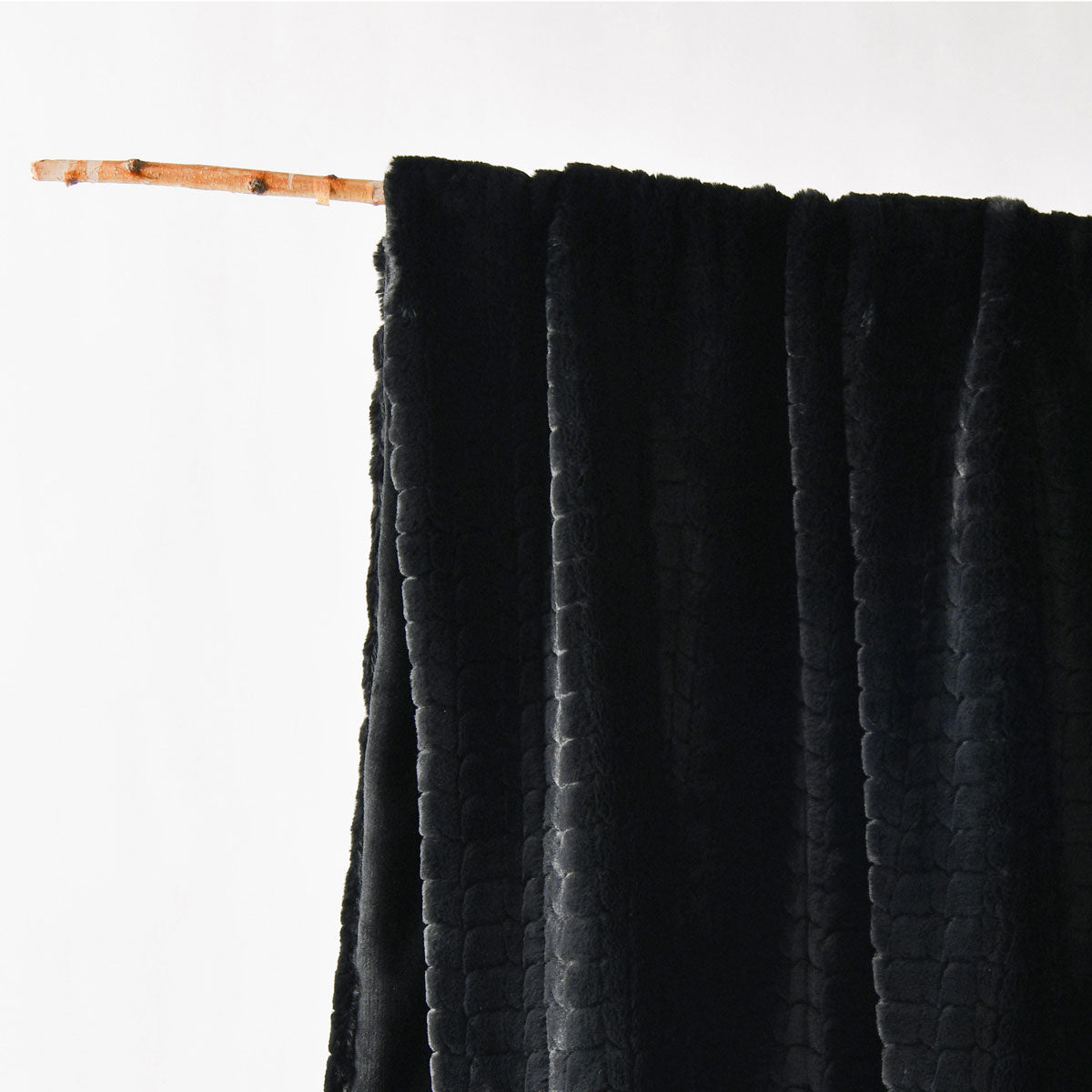 Bianca Tambar Faux Fur Throw Rug – Black 130 x 170cm