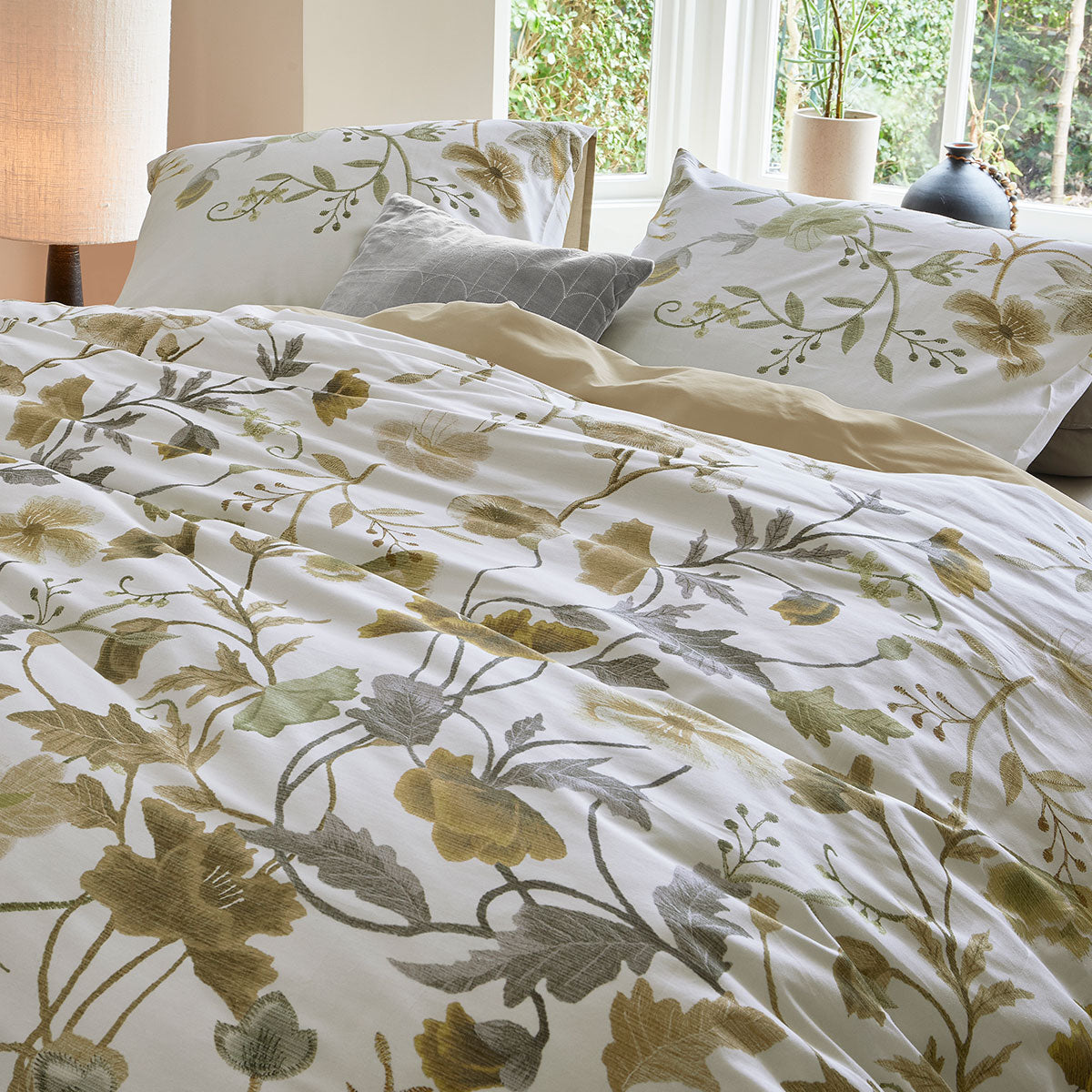 Bedding House Elizabeth White Cotton Sateen Quilt Cover Set Queen - SuperSaverAU - view 3